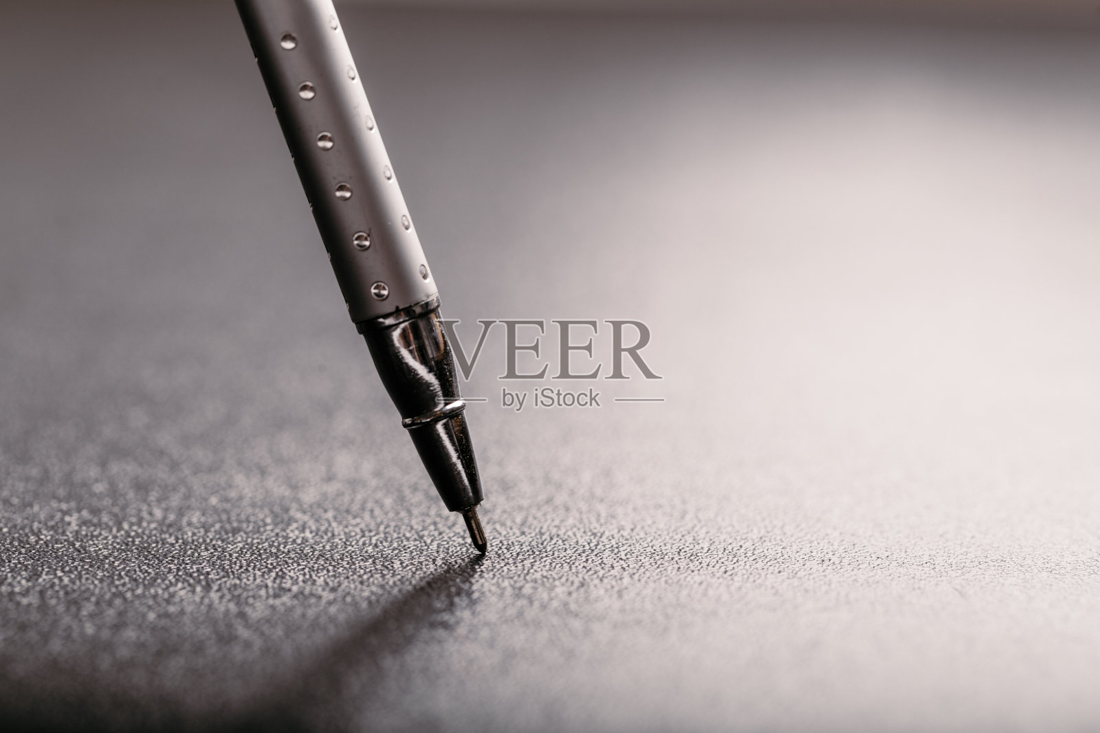 自动塑料圆珠笔与剪切路径在黑色背景。关闭了。照片摄影图片