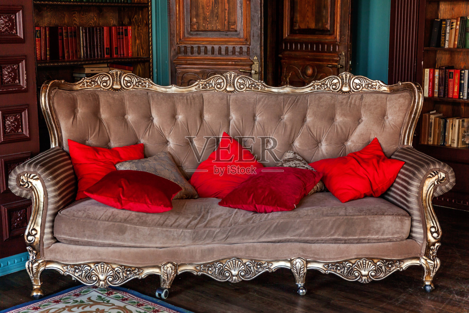 豪华经典的室内家庭图书馆。有书架、书、扶手椅、沙发和壁炉的客厅照片摄影图片