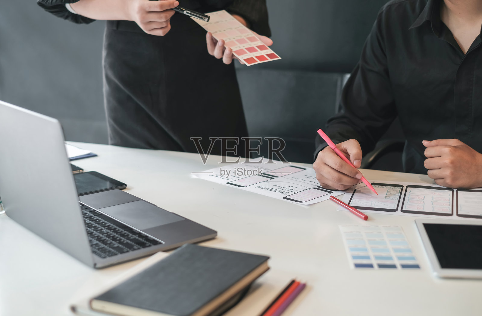 平面设计师创意绘图网站ux应用程序开发和应用程序的手机在办公室。照片摄影图片