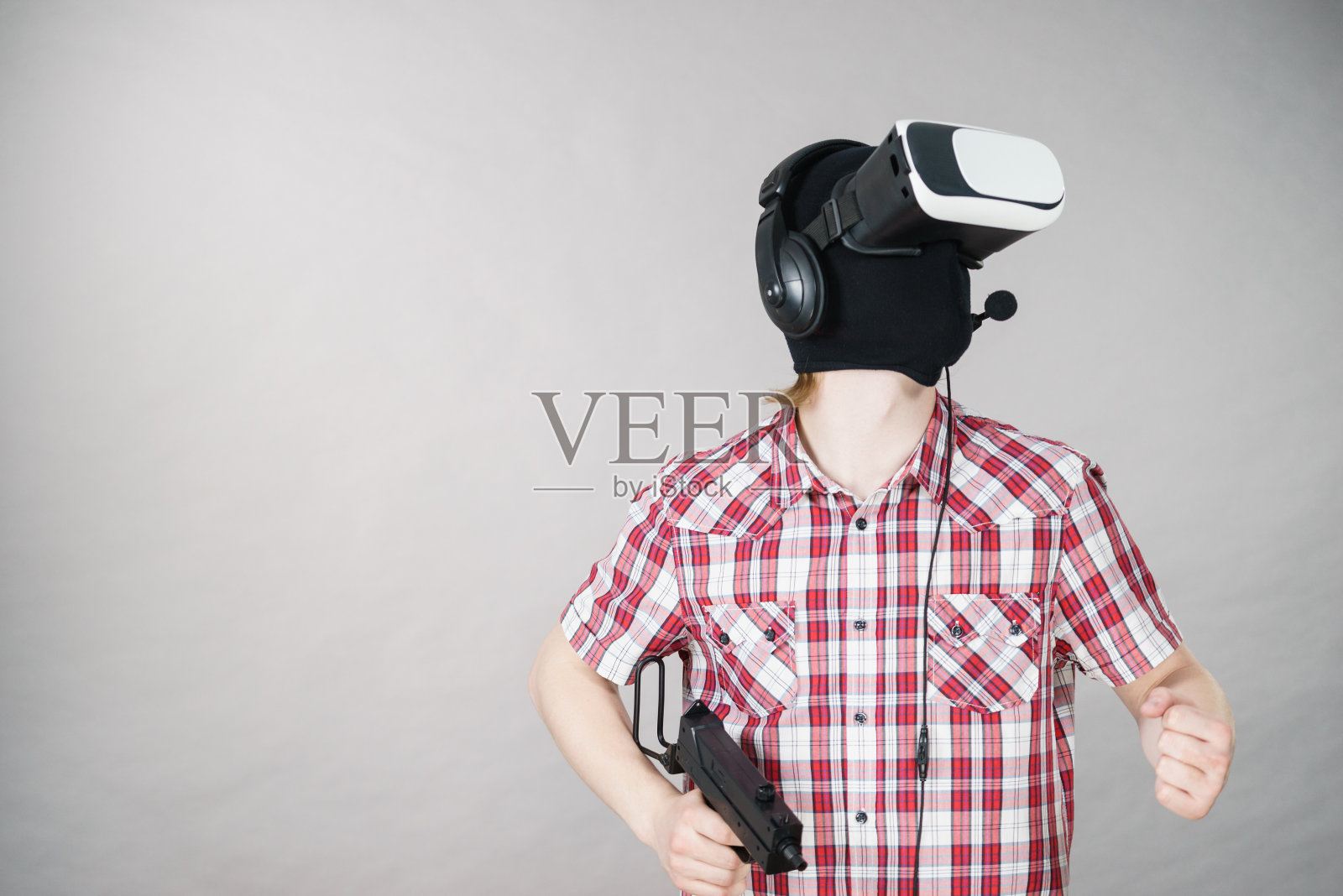 玩家戴着VR手拿枪照片摄影图片