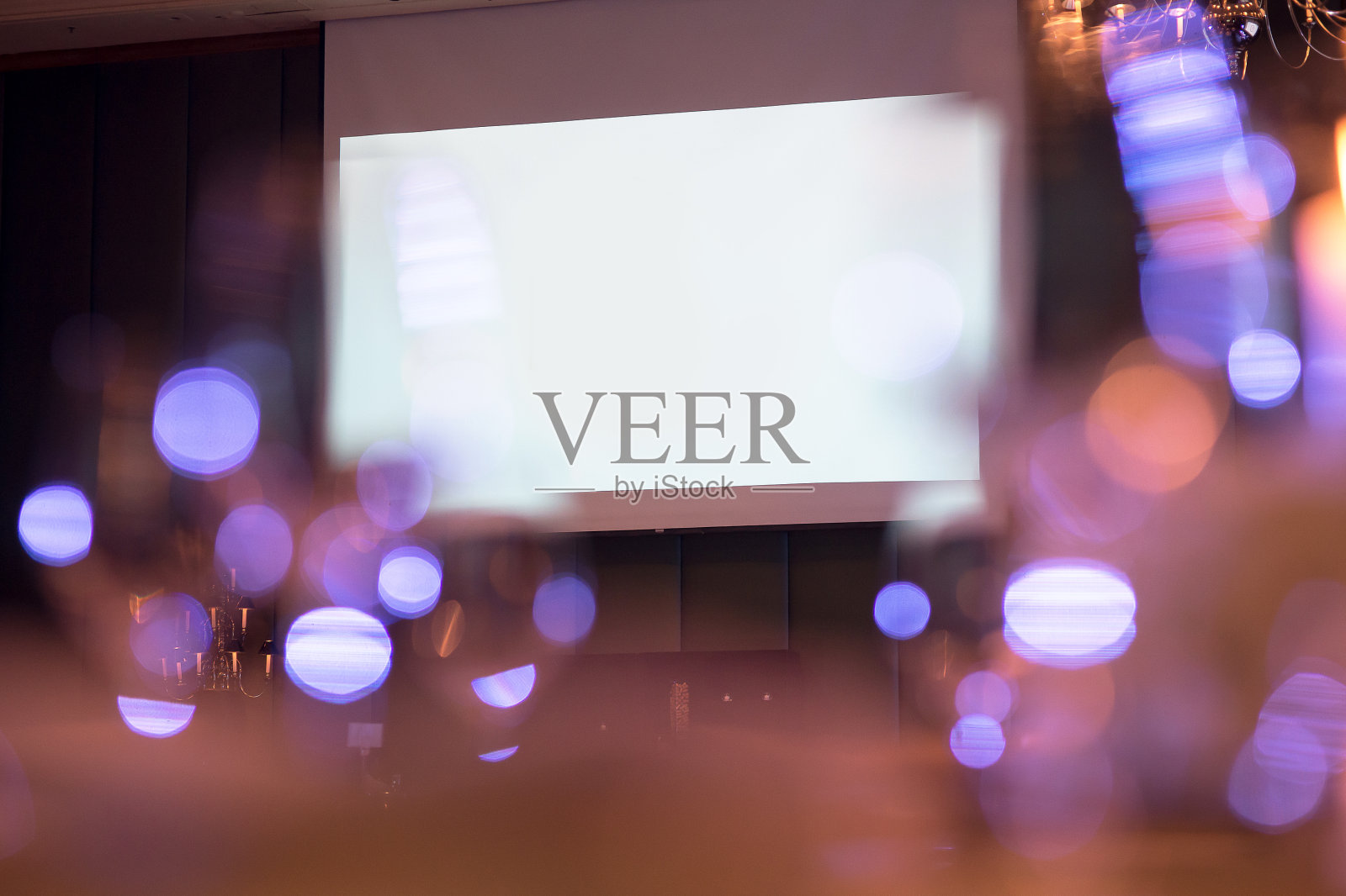 投影仪监视器在餐厅的眼镜后面照片摄影图片