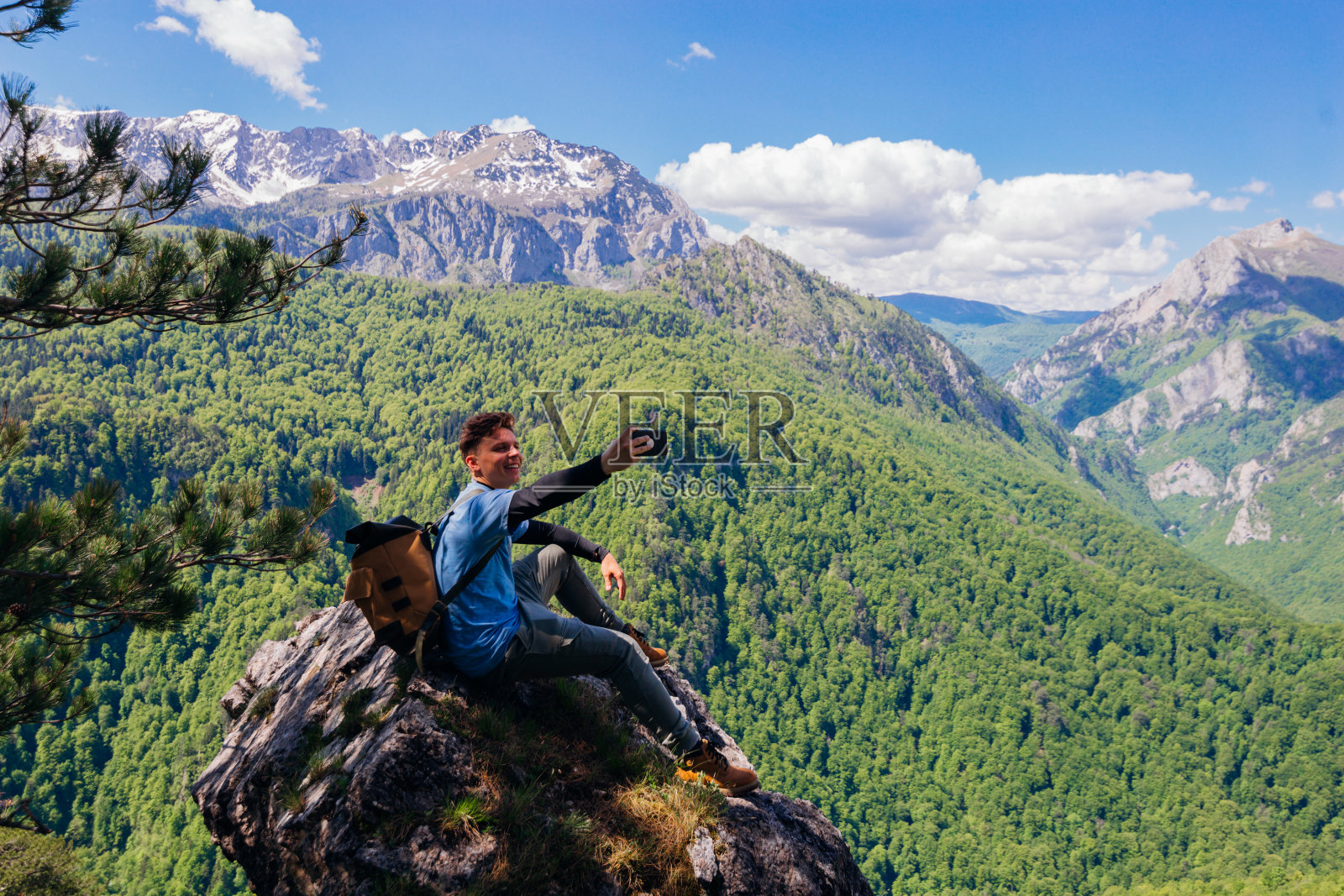 徒步旅行者在山上自拍照片摄影图片