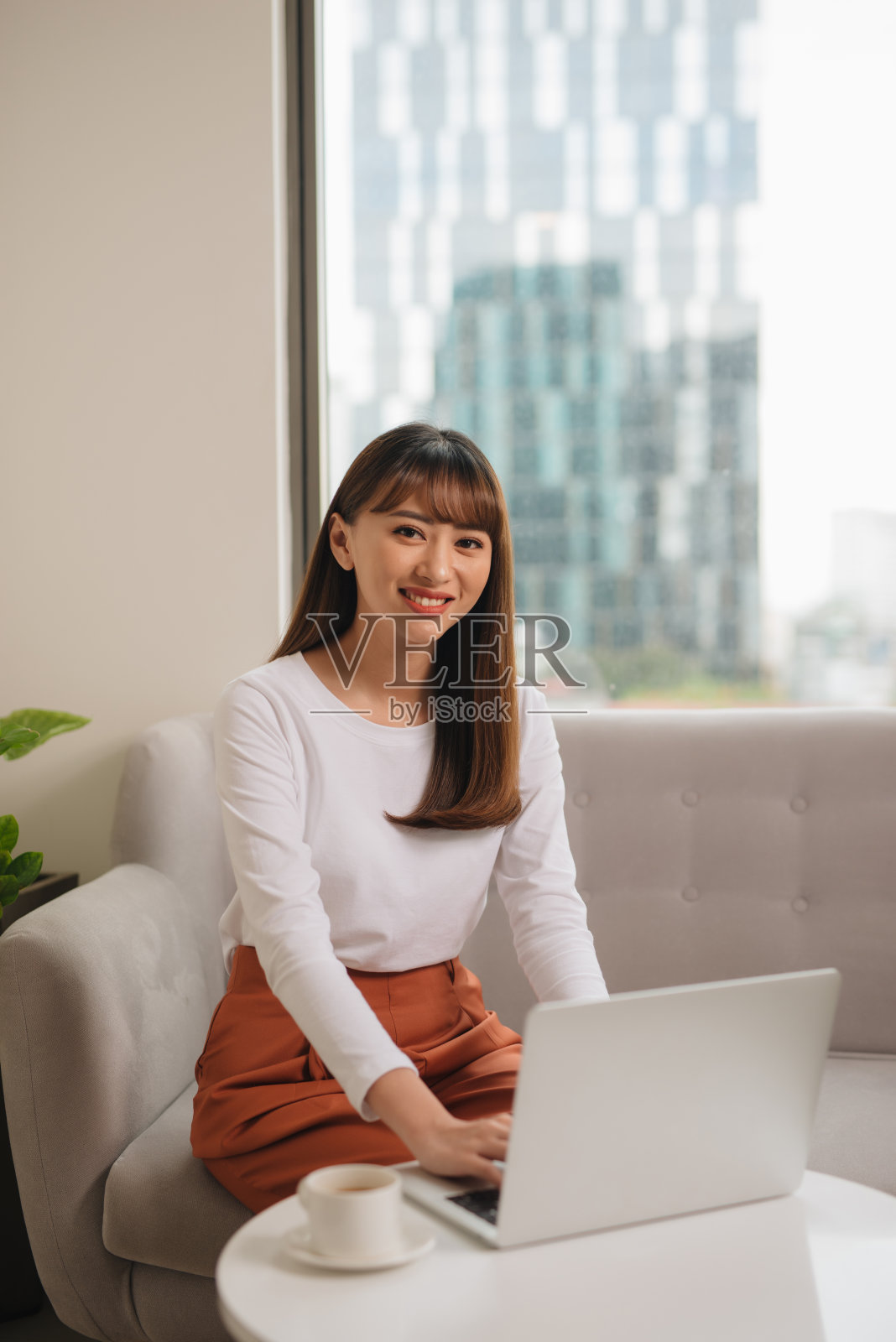 内容年轻女孩使用笔记本电脑照片摄影图片