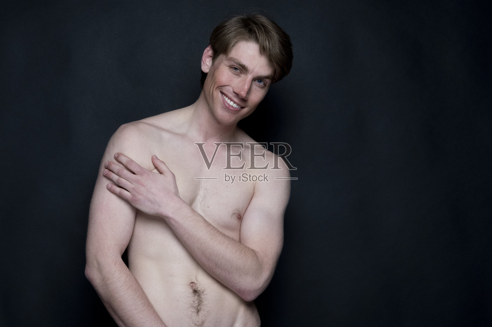 穿着黑色内衣的性感男人照片摄影图片