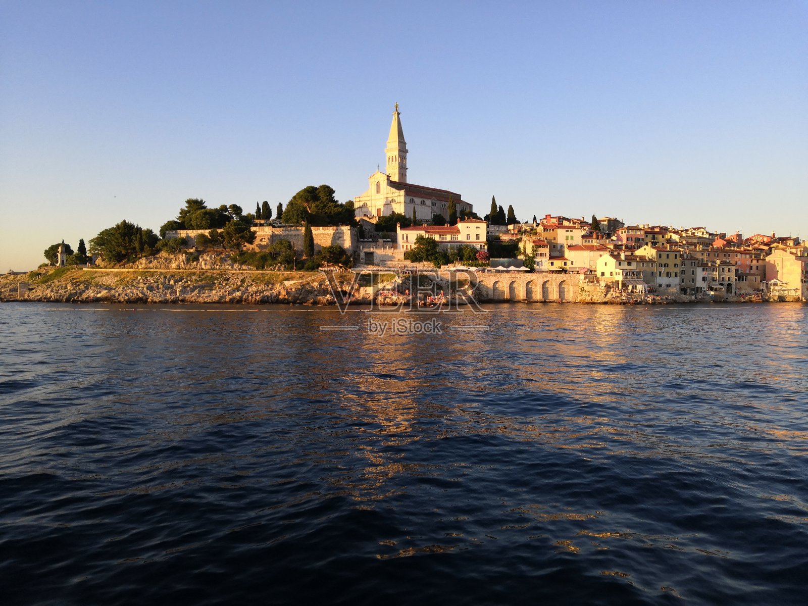 夏日里从港口俯瞰罗温吉城照片摄影图片