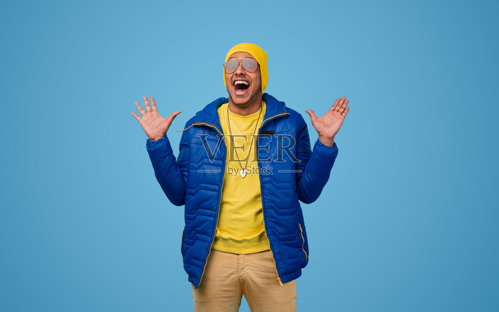 穿着彩色服装的惊讶黑人照片摄影图片