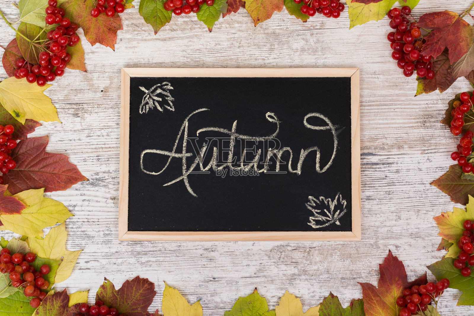 校董会上有“秋天”的题词。照片摄影图片