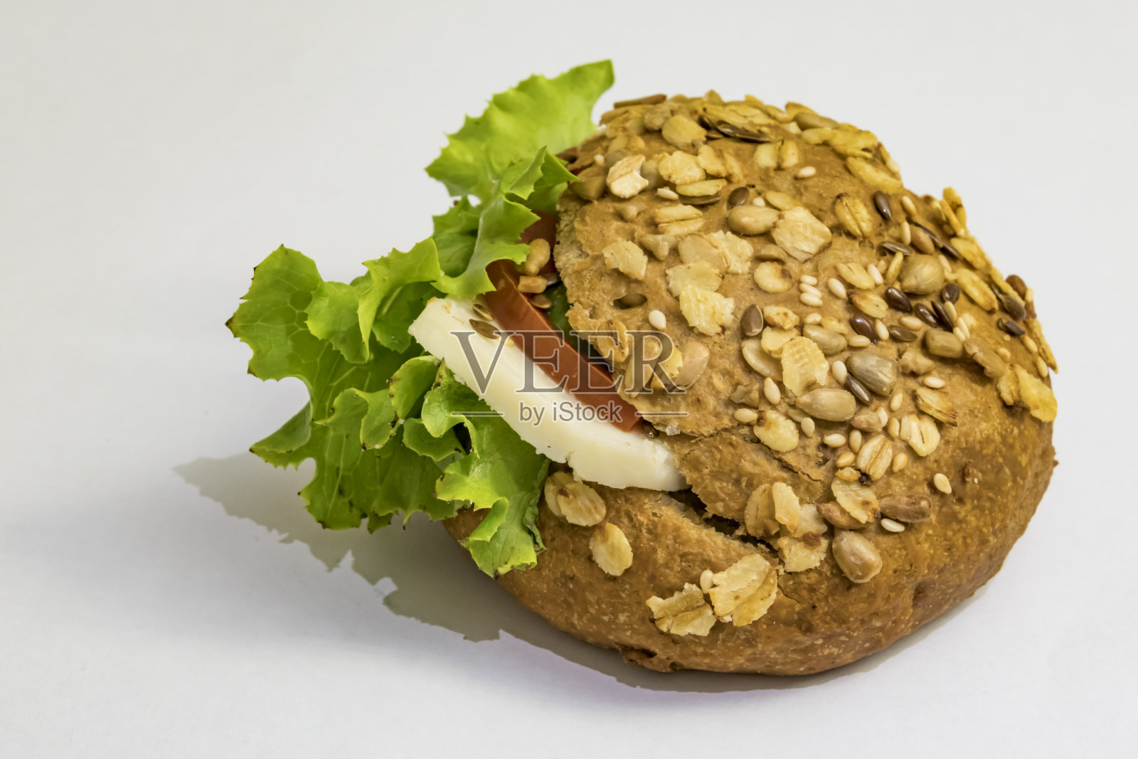 接近准备吃三明治奶酪,西红柿和绿色的莴苣在白色的背景照片摄影图片