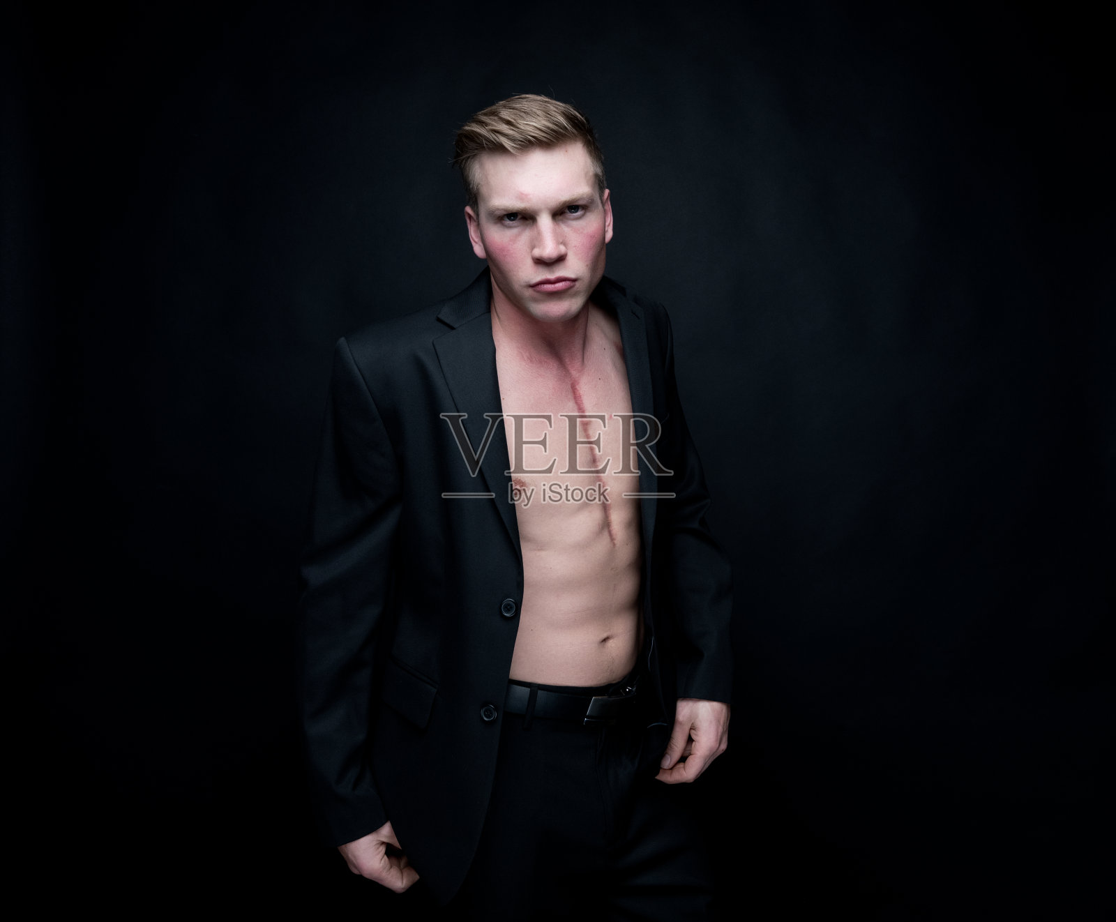 穿着西装赤膊的性感男人照片摄影图片