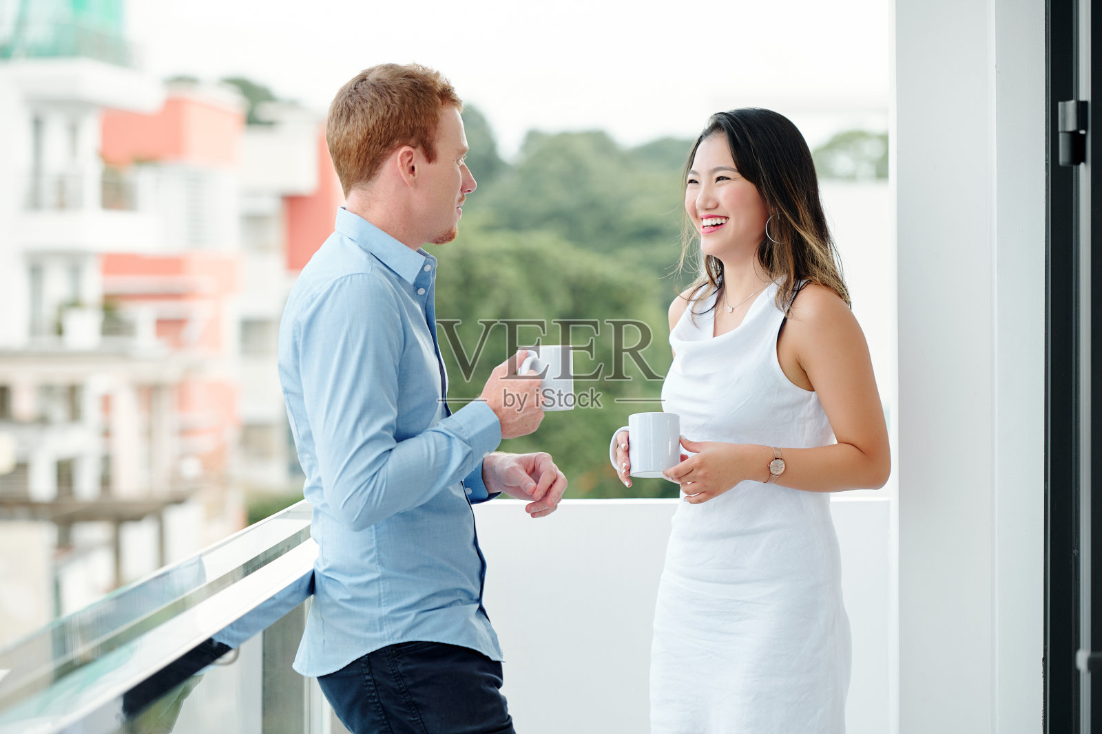 喝咖啡的年轻商人照片摄影图片