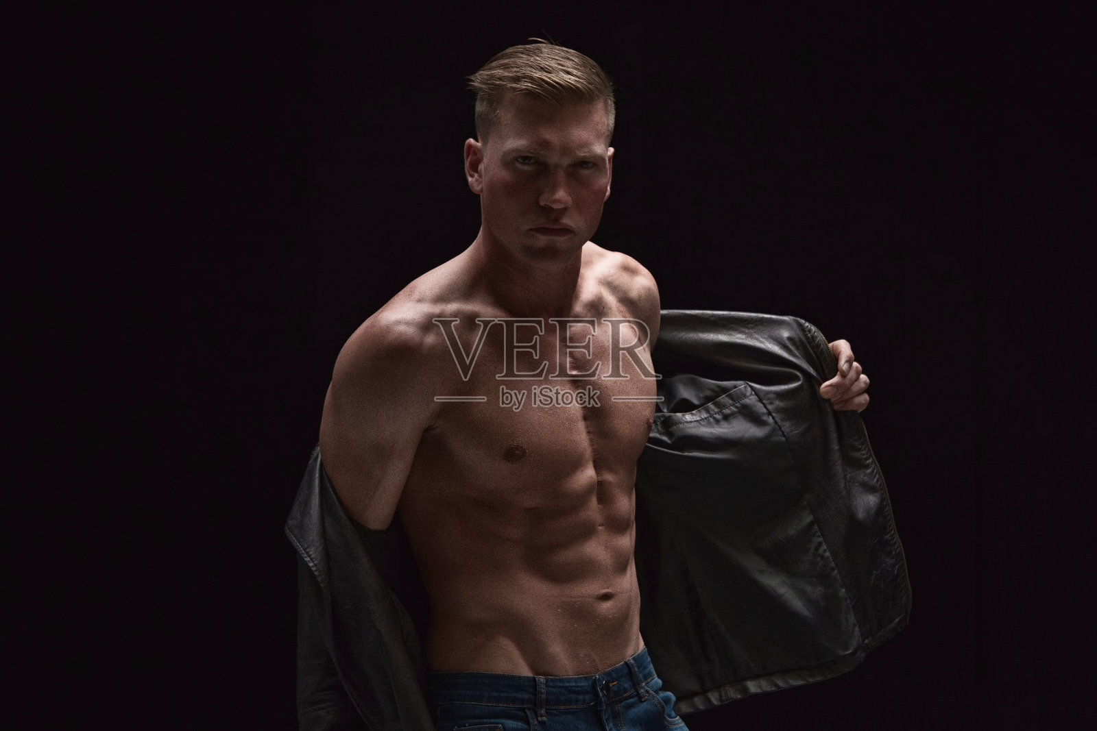 穿着皮夹克和赤膊的酷男人照片摄影图片