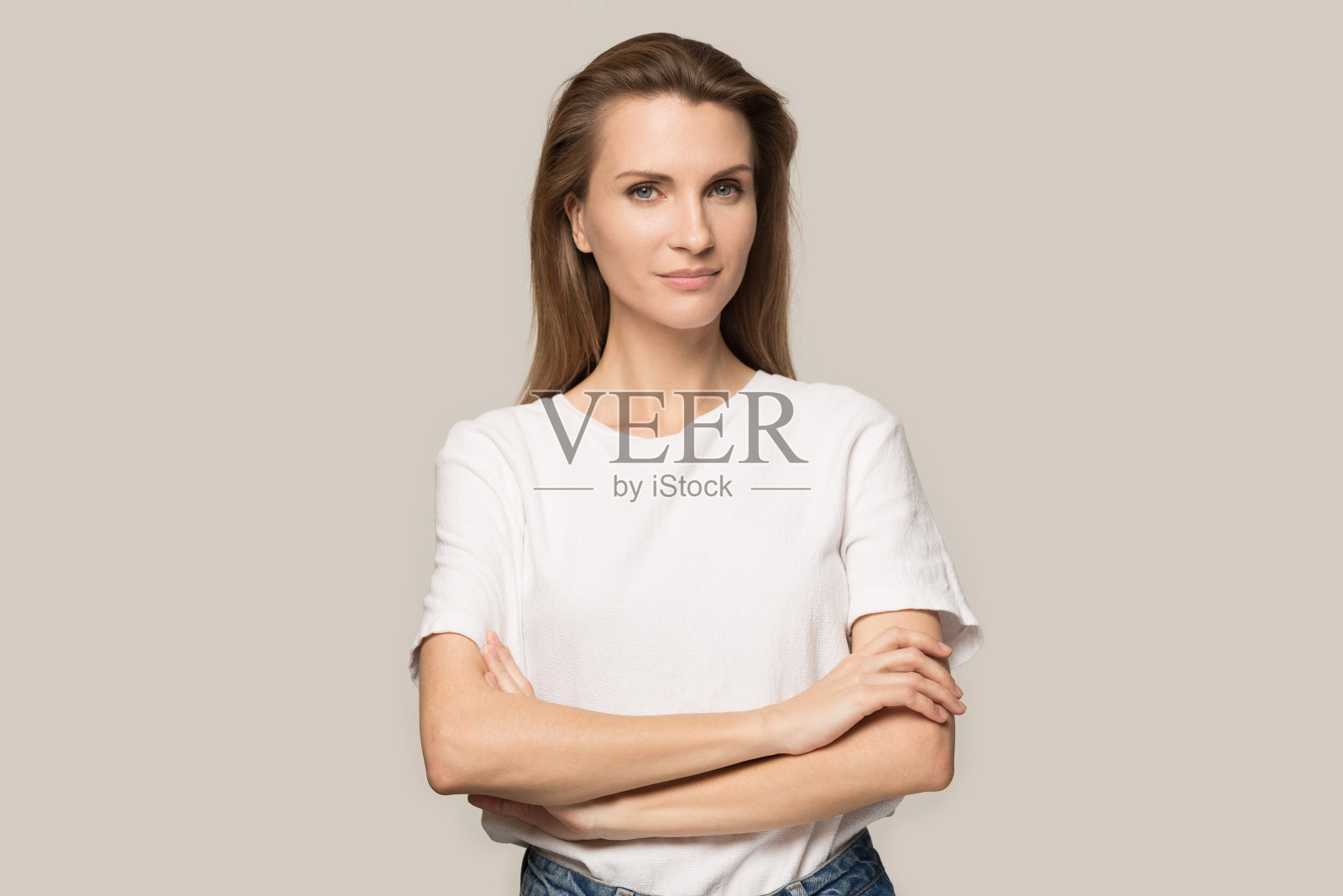 严肃自信的年轻女子双臂交叉的肖像照片摄影图片