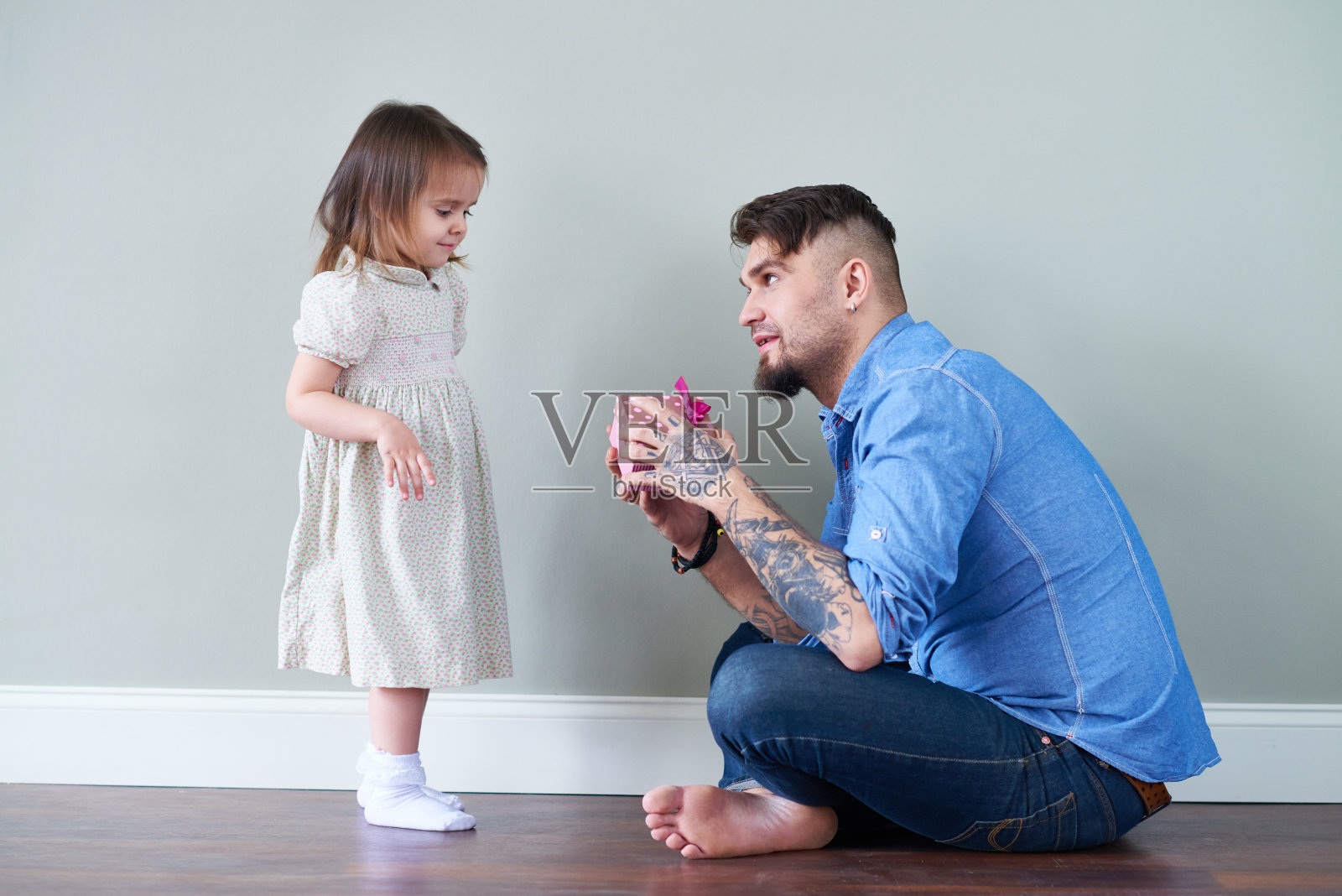 父亲给女孩送礼盒照片摄影图片