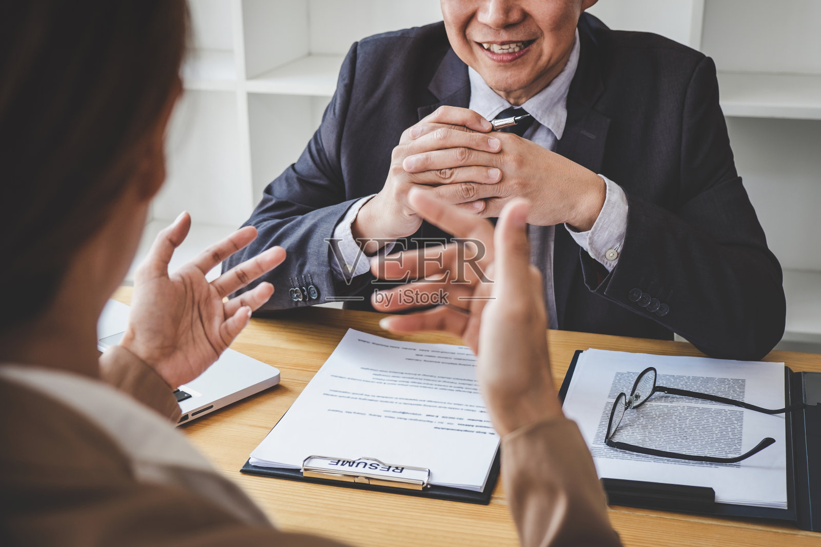 工作面试,高级选拔委员会经理询问应聘者的工作历史,口语梦想,技能,专业知识,经验和商人听候选人的回答照片摄影图片