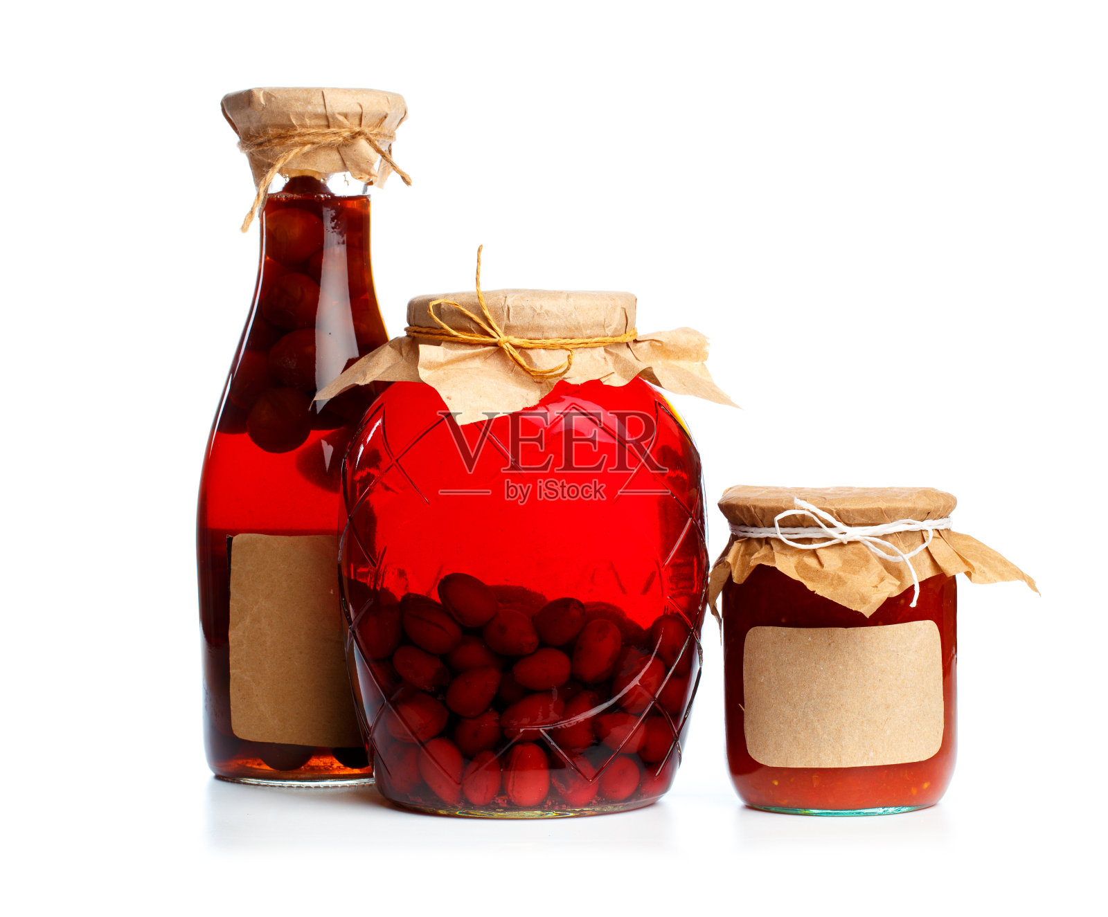 将装有腌制食品的玻璃瓶放在白色背景上-图像照片摄影图片