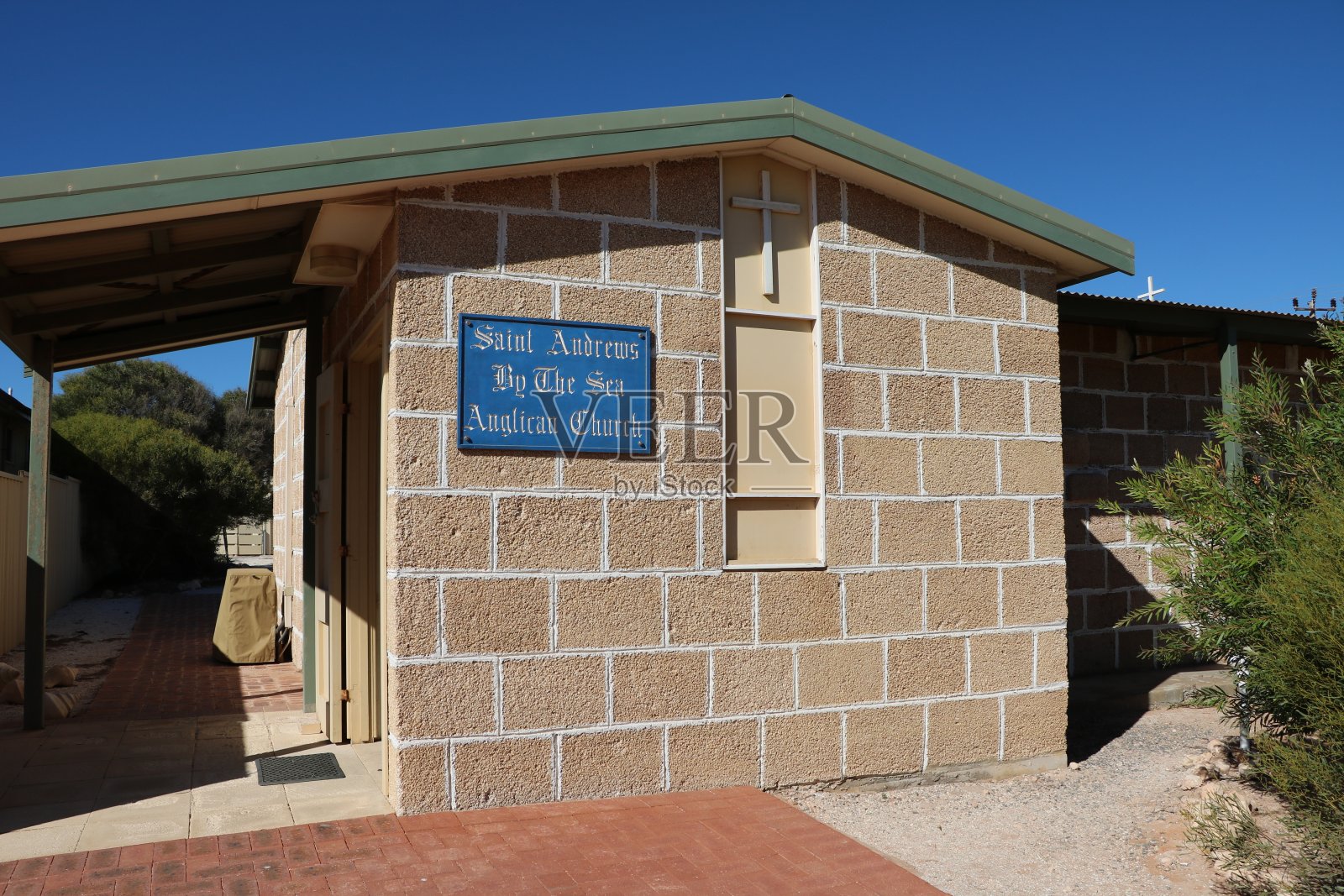由贻贝岩(Coquina)建造的圣安德鲁斯海滨教堂,位于澳大利亚西部的德纳姆照片摄影图片