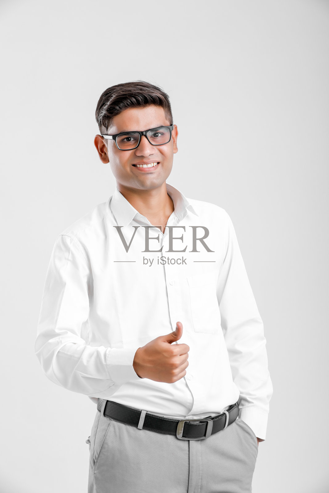 年轻的印度男子穿着西装,竖起大拇指照片摄影图片