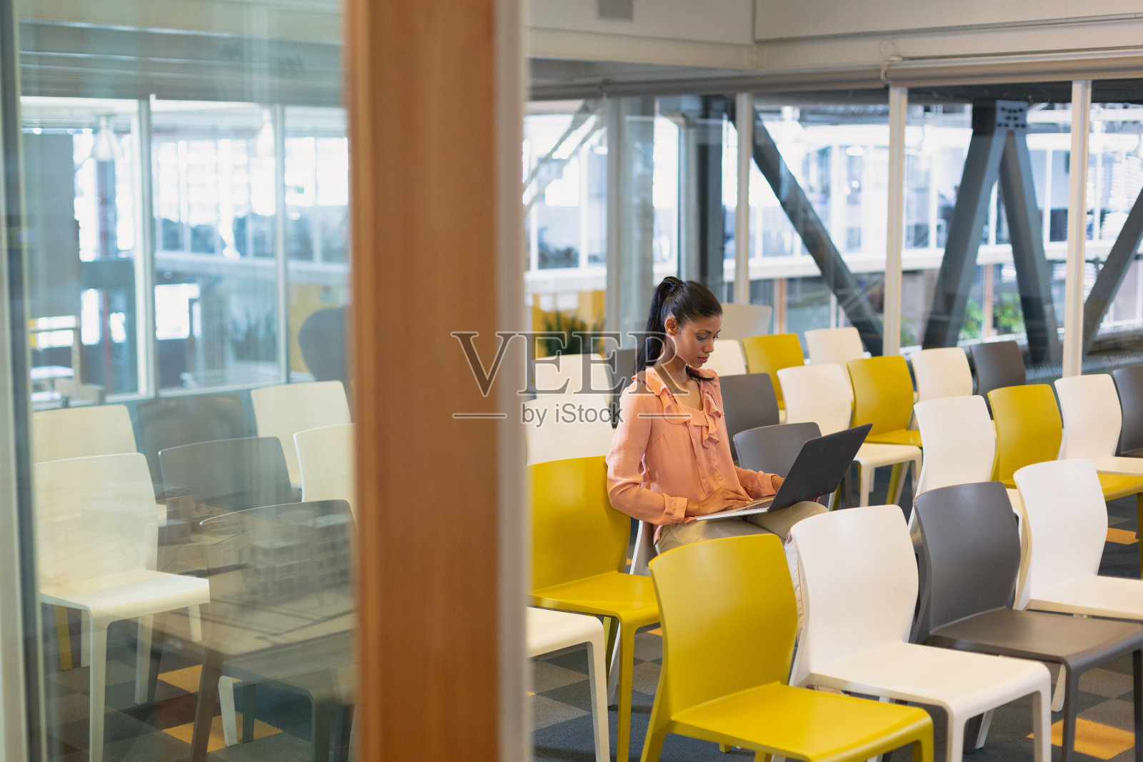 女商人在会议室写日记照片摄影图片
