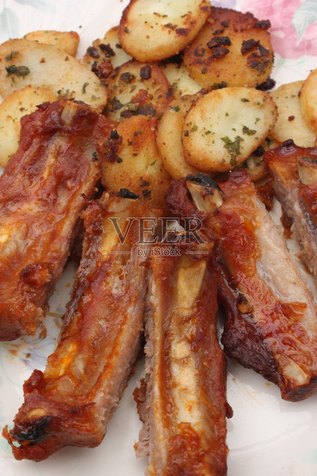 蜂蜜和香料烤猪里脊,炸土豆照片摄影图片