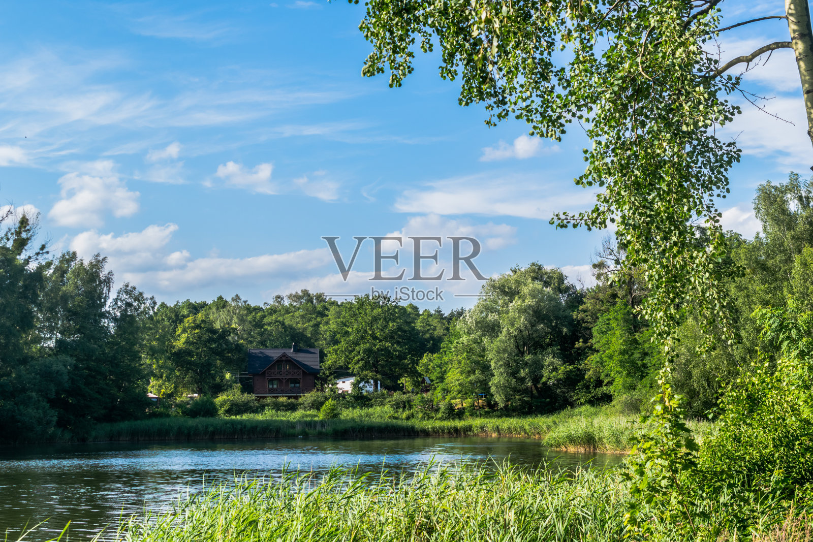 美丽的湖泊在水面上倒映得很漂亮照片摄影图片