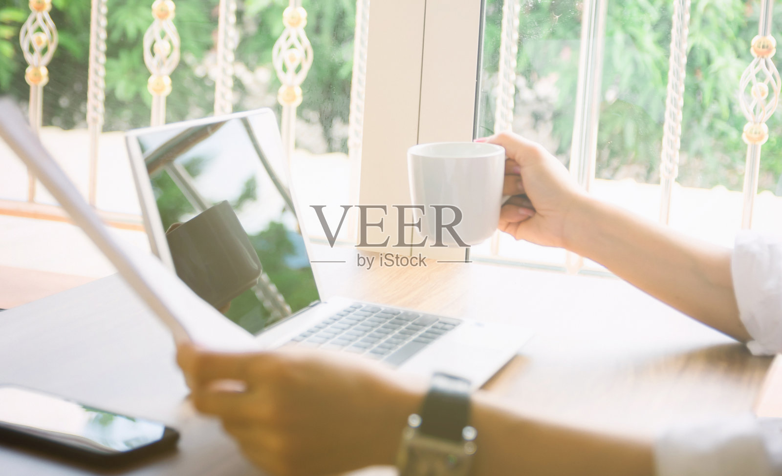 商务工作和电脑技术的书桌笔记本在木桌上的想法展示。照片摄影图片