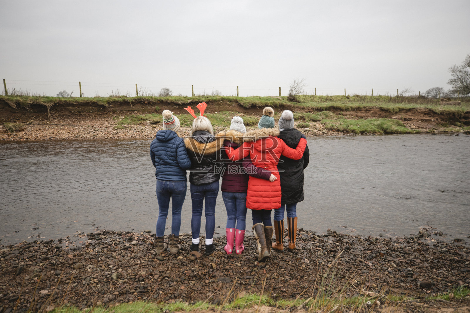 与朋友共度冬日照片摄影图片