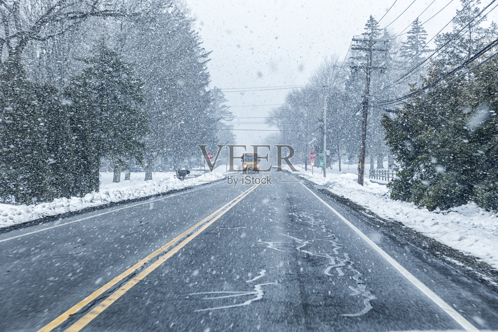 暴风雪校车在前方路口等待照片摄影图片