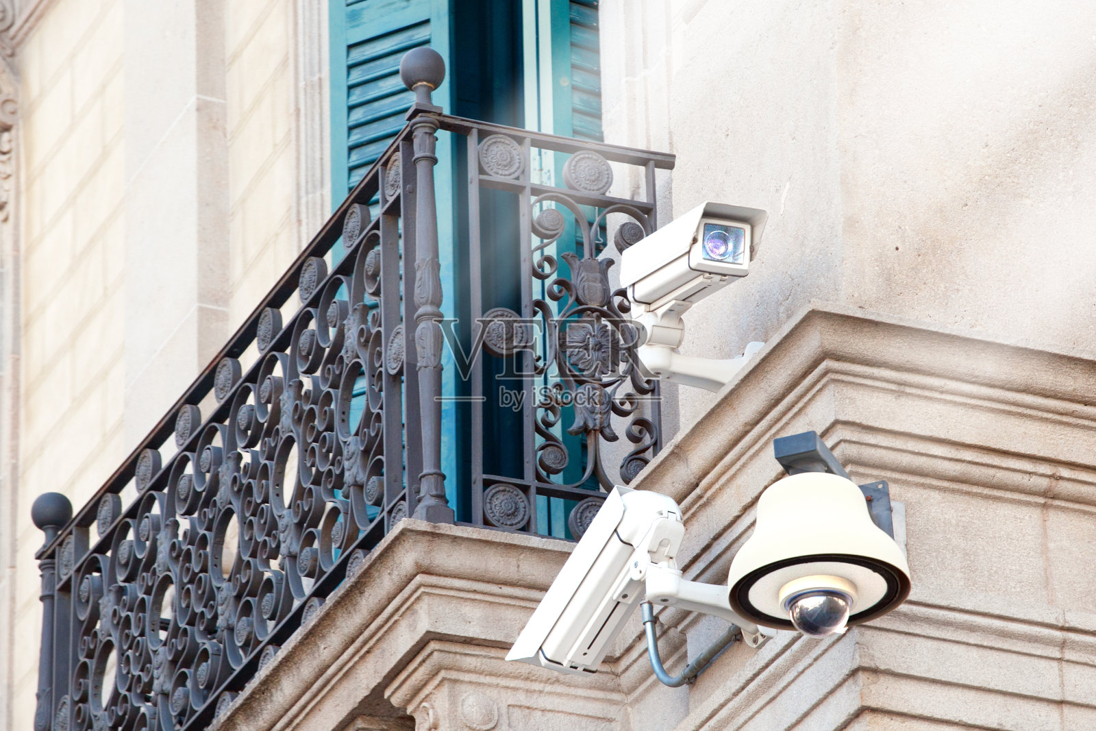 一栋大楼的闭路电视监控摄像头。照片摄影图片