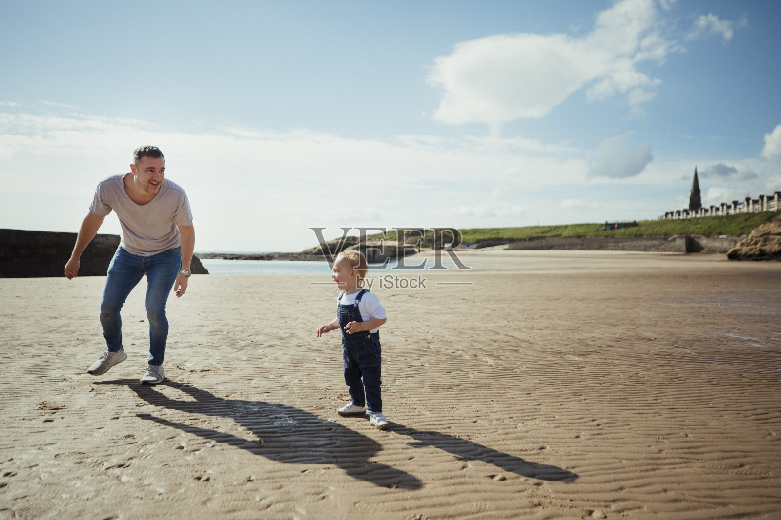 在沙滩上玩耍照片摄影图片