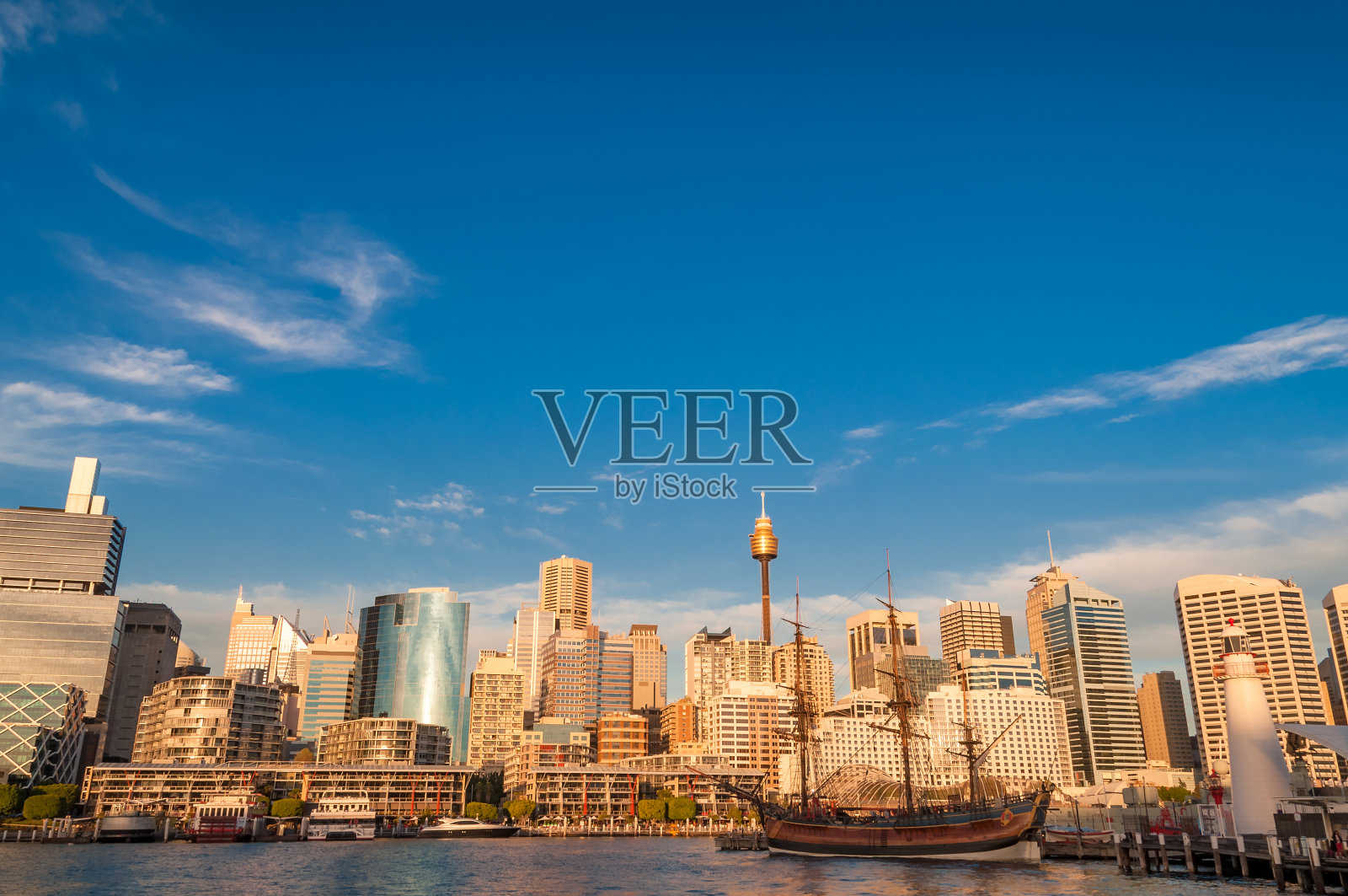 日落时分的悉尼城市景观。悉尼商业区的达令港景色照片摄影图片