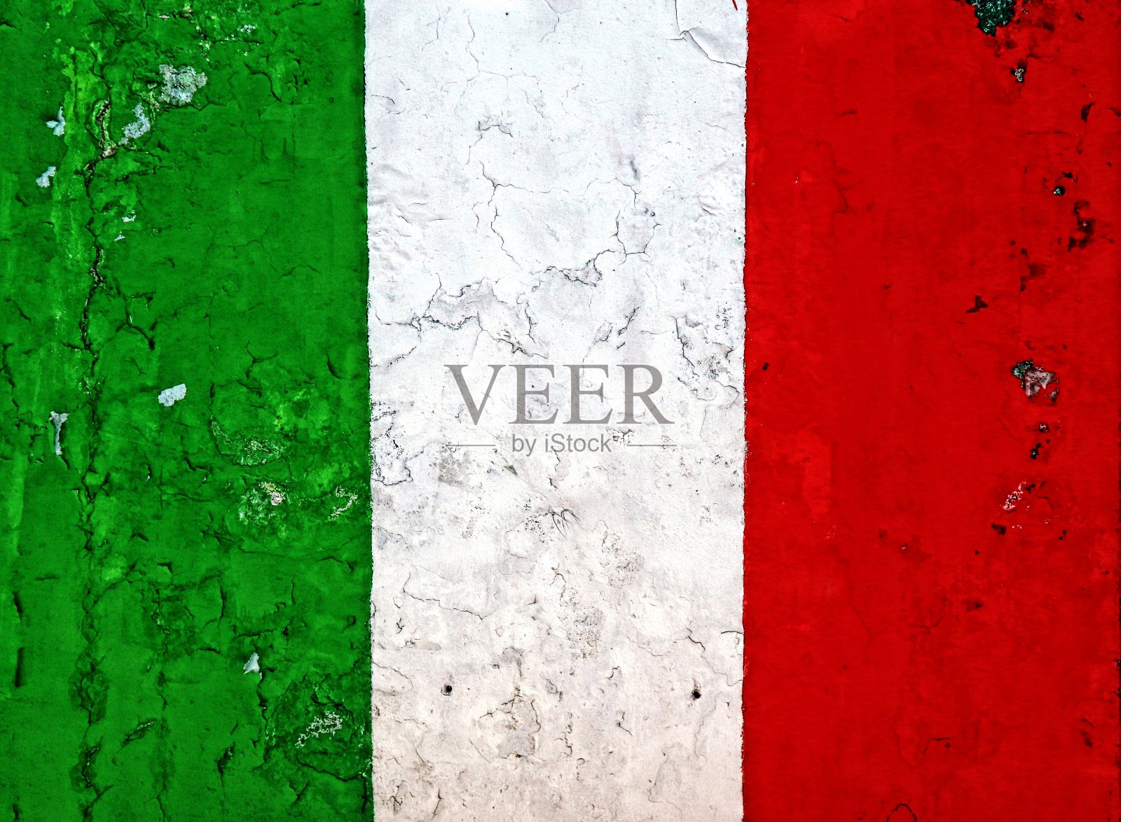 剥皮风化的墙上画着意大利国旗。插画图片素材