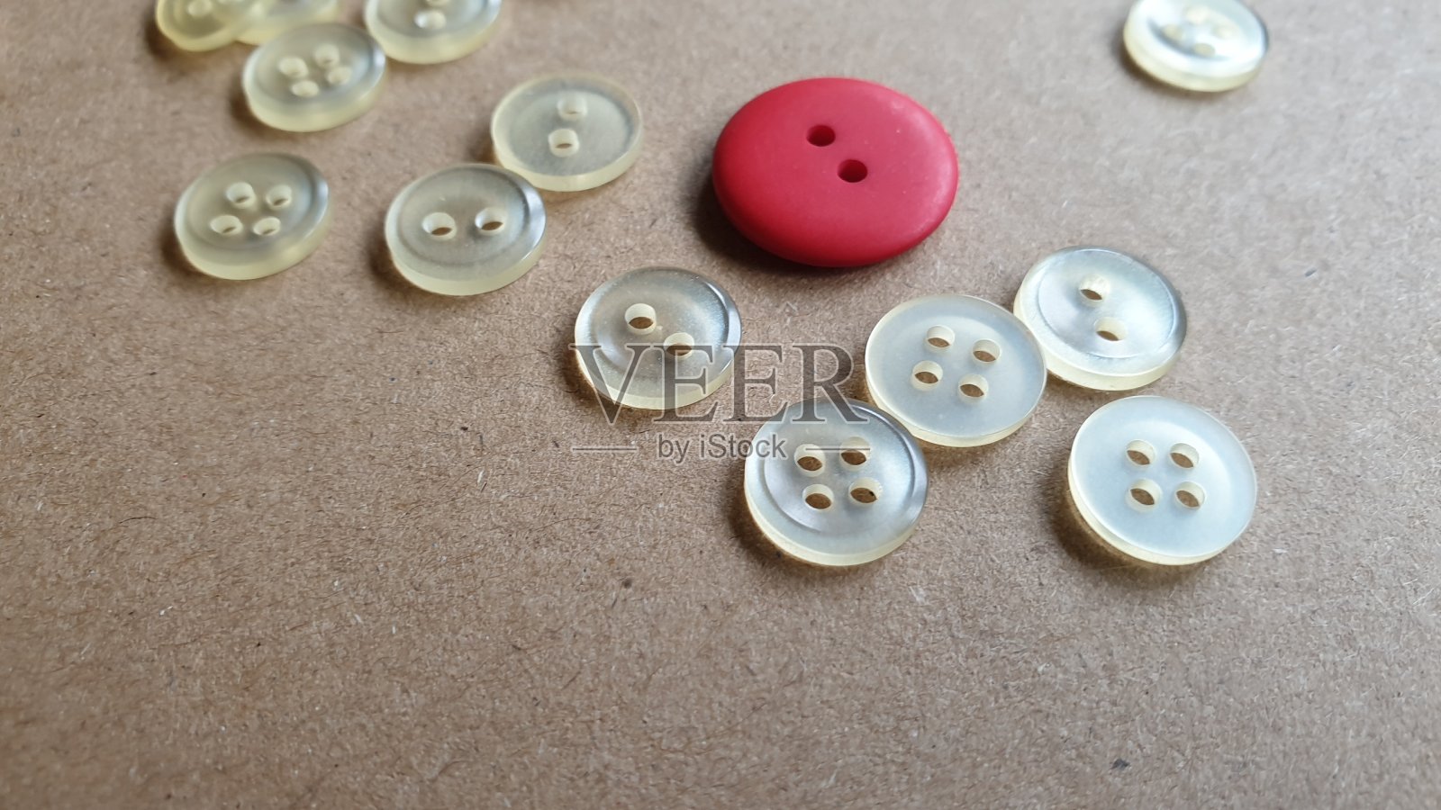 一个大的红色按钮和许多小的白色按钮的背景和复制空间照片摄影图片