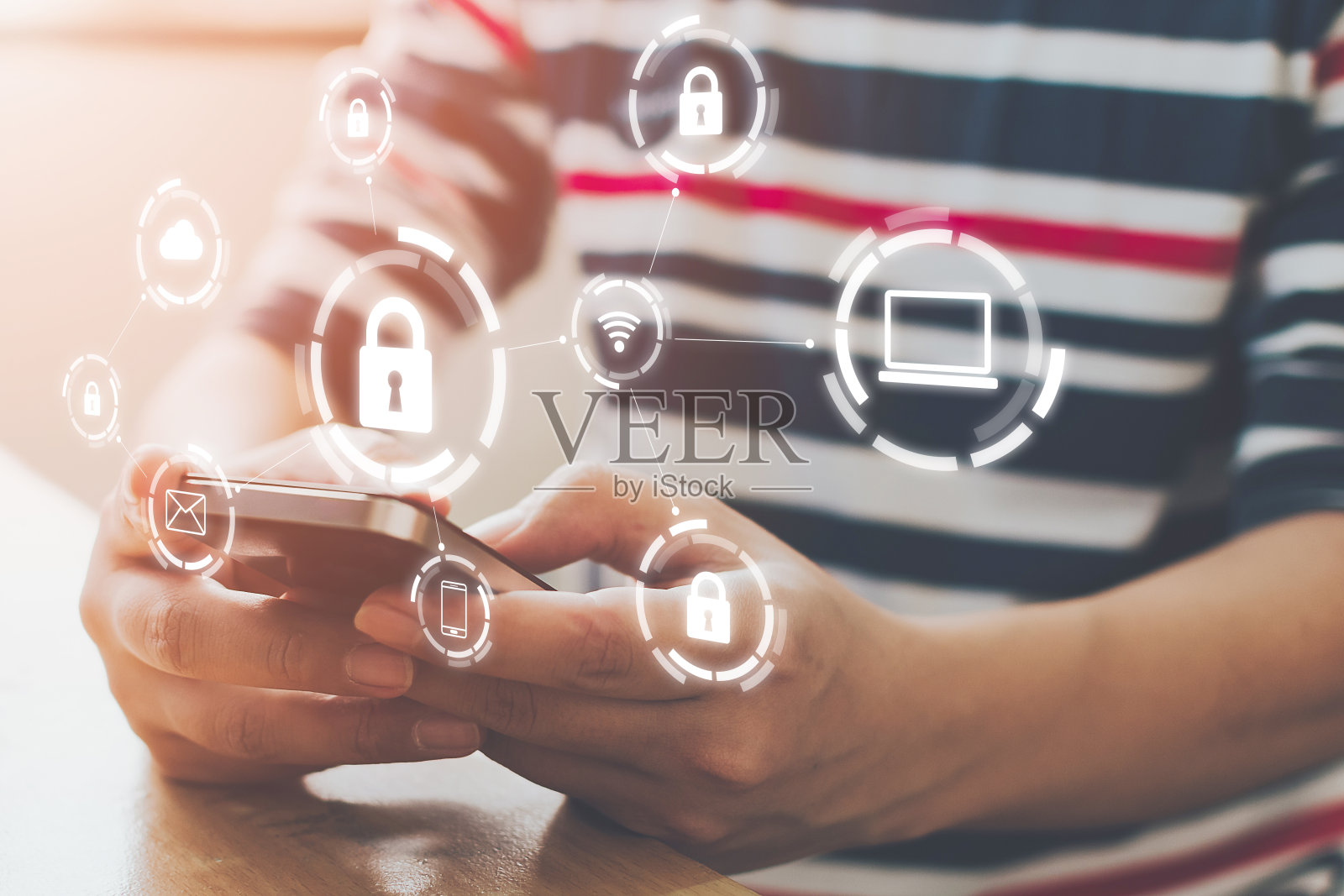 特写图像的男性手使用移动智能手机与图标图形网络安全连接的设备和个人数据信息照片摄影图片