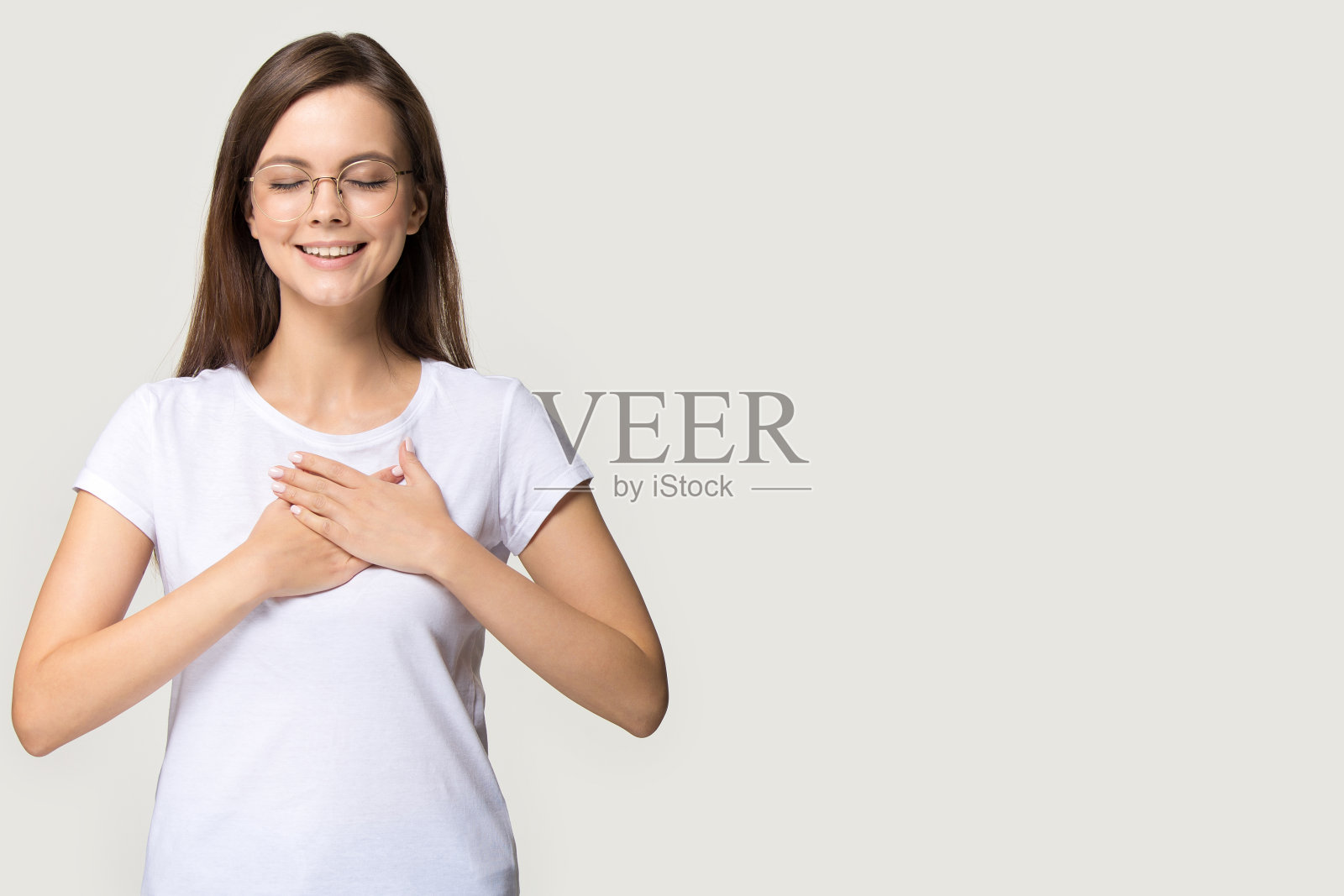 快乐的千禧女性闭着眼睛感觉幸福的大头照照片摄影图片