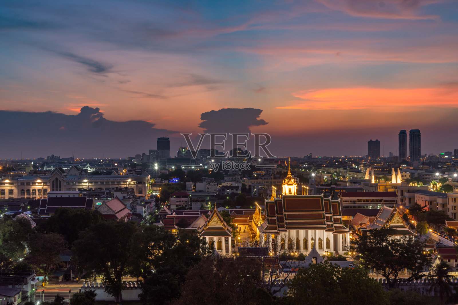 曼谷的观点,从金色的寺庙日落在交通城市与色彩斑斓的天空,泰国照片摄影图片