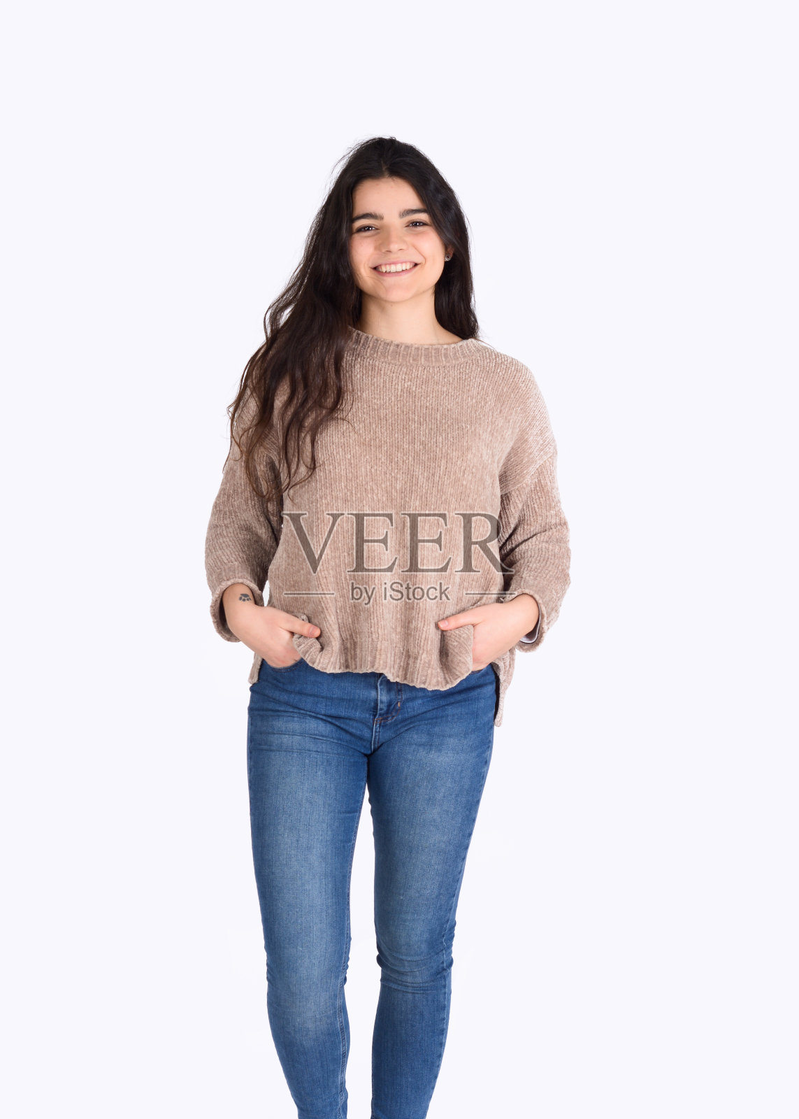 画室里年轻女子的肖像。照片摄影图片