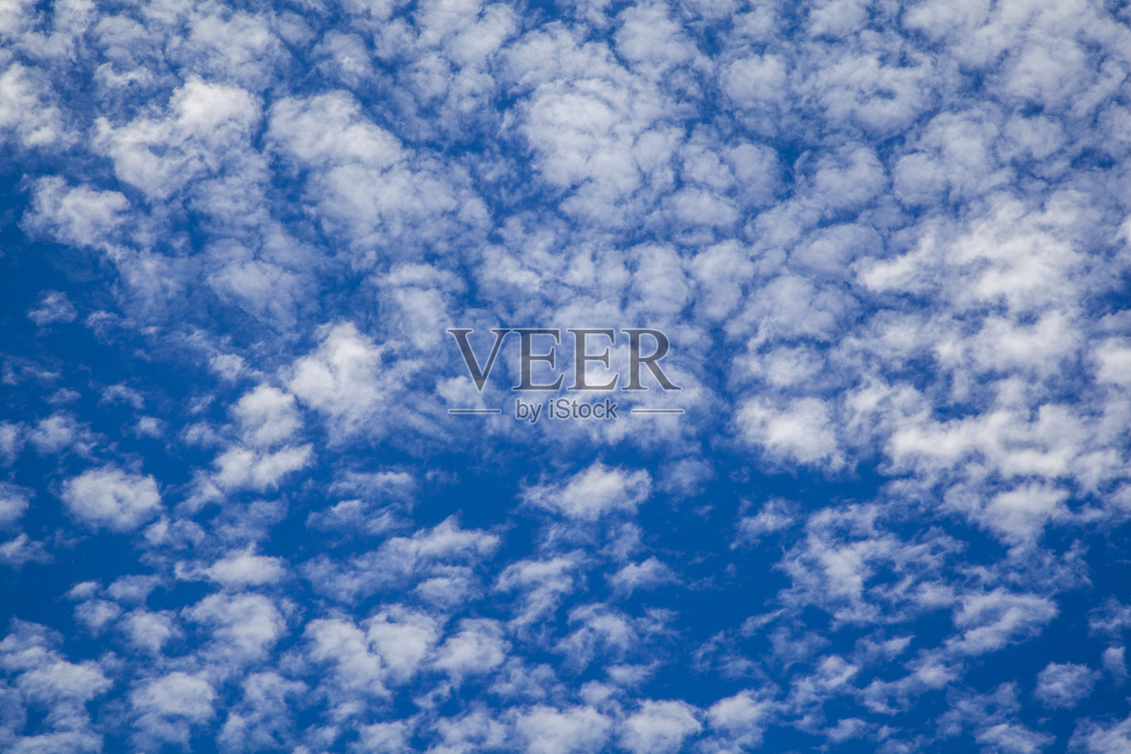 蓝色天空上卷曲、蓬松、美丽的云,照片摄影图片