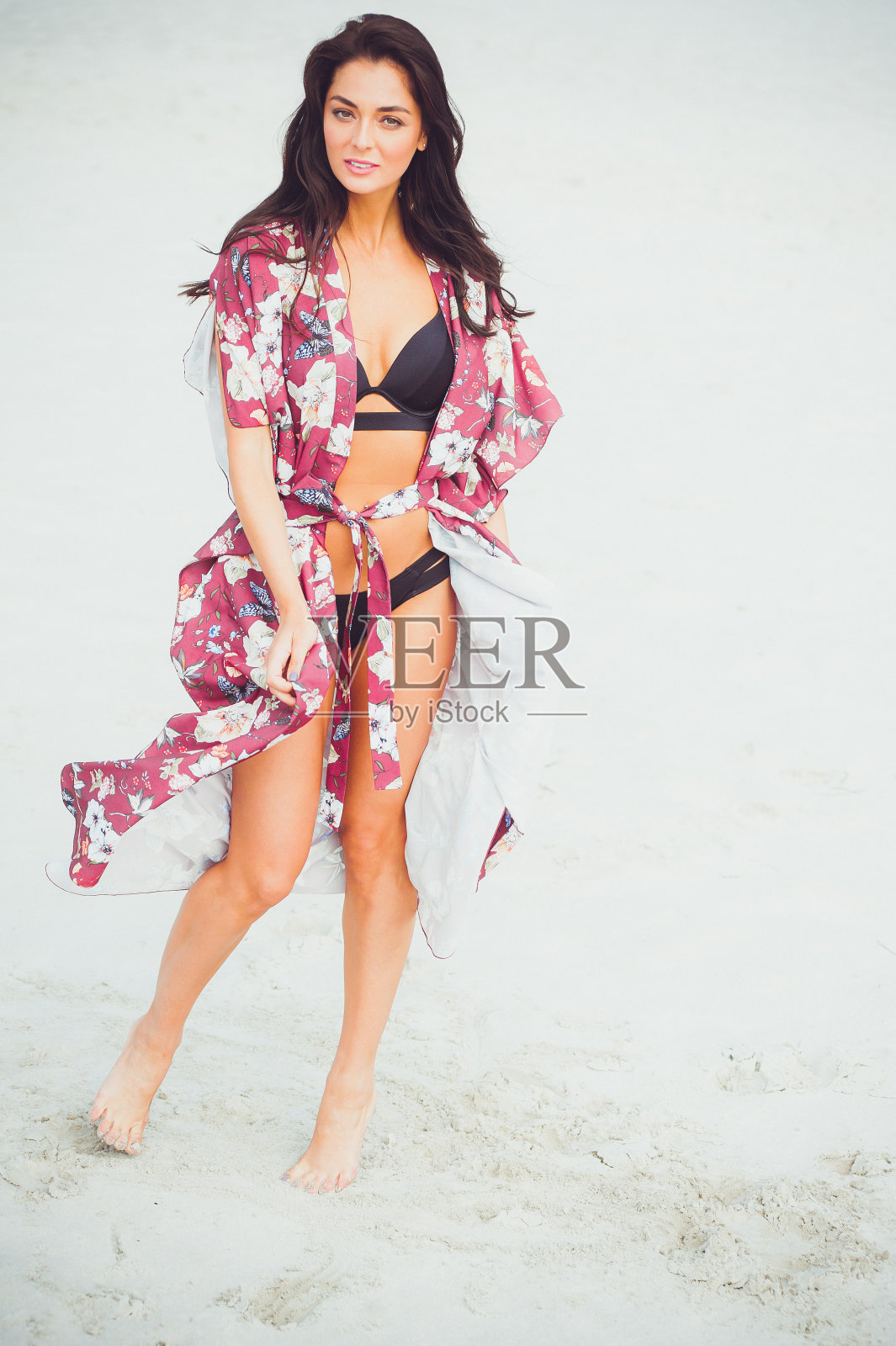 美丽女人的肖像与运动身体穿红色泳衣。白天沙滩上美丽的模特照片摄影图片