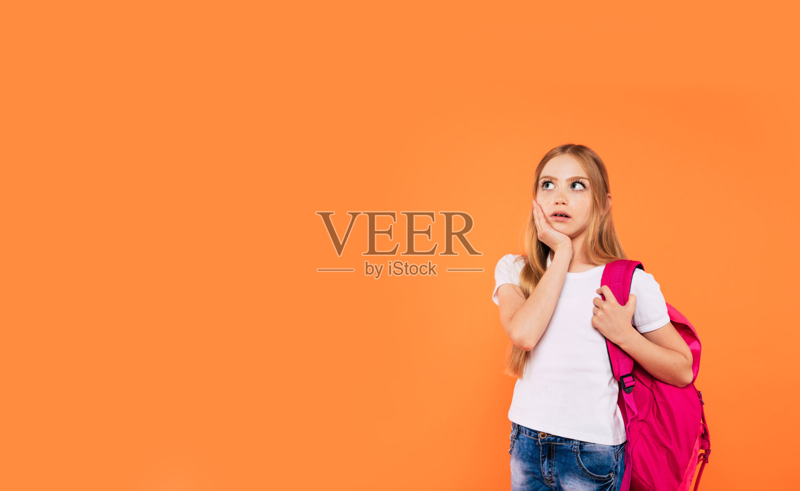 美丽的微笑和快乐的女学生与背包在黄色的背景照片摄影图片