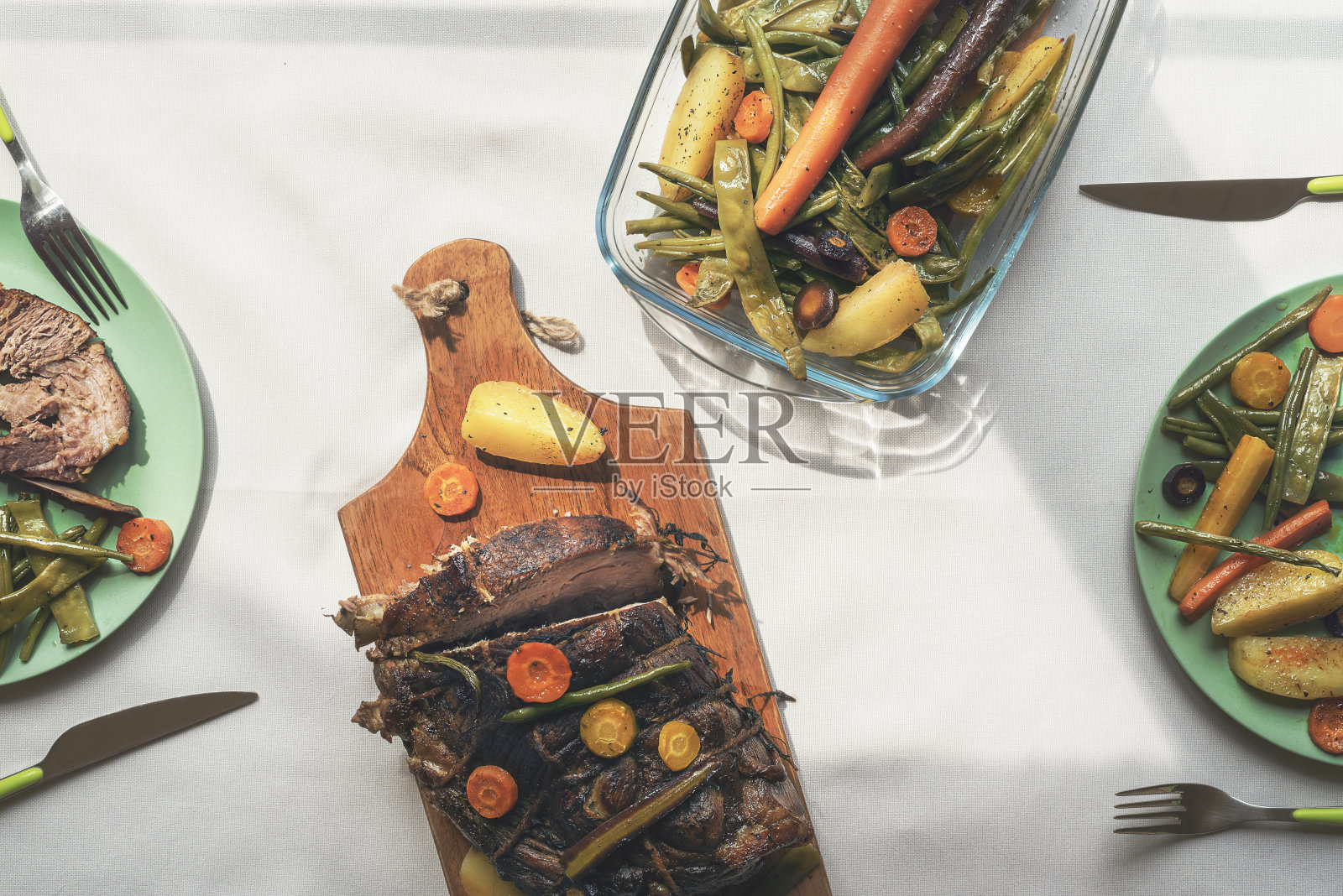 猪肉牛排和蔬菜。自制健康的晚餐照片摄影图片