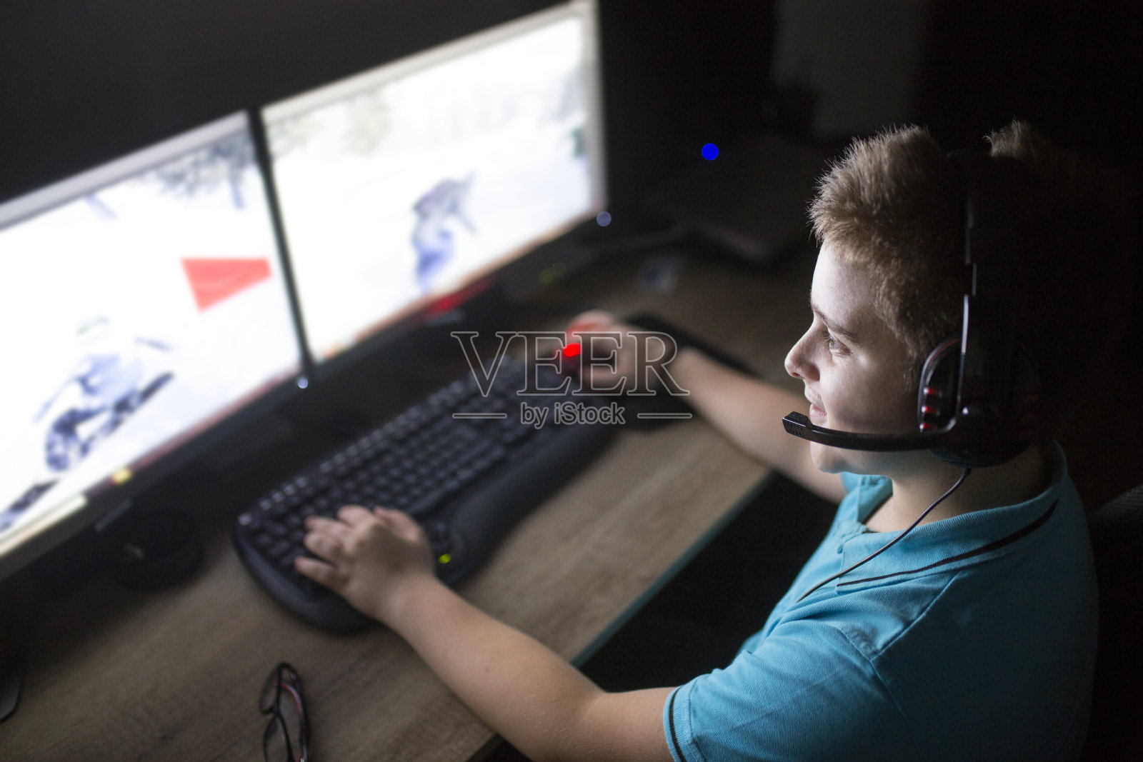 小男孩在家里玩电脑游戏照片摄影图片