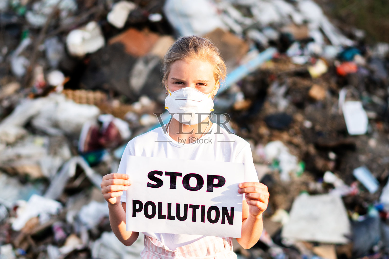 女性活动家在垃圾场停止污染。回收,生态,再用的概念。照片摄影图片