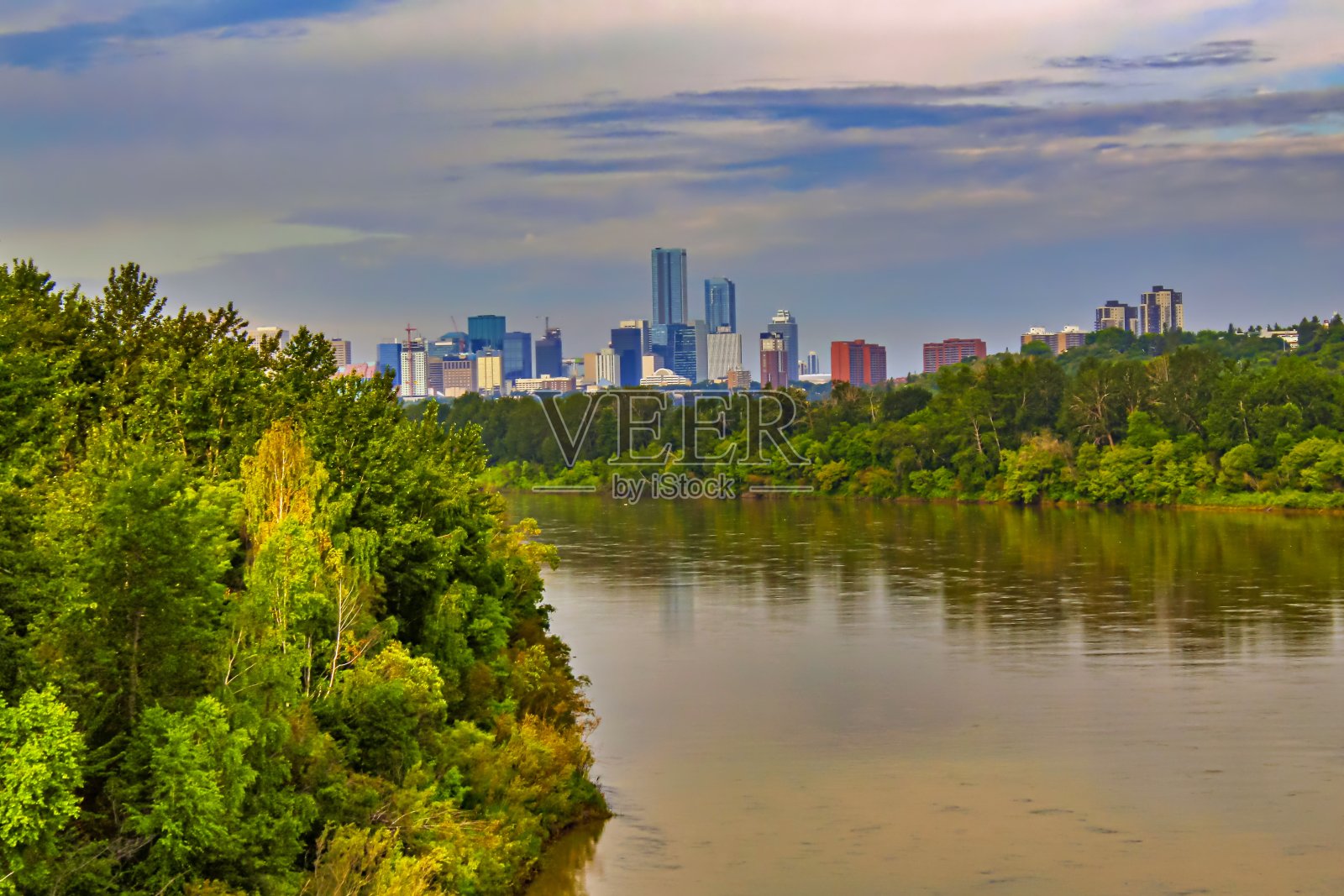 盛夏河谷照片摄影图片