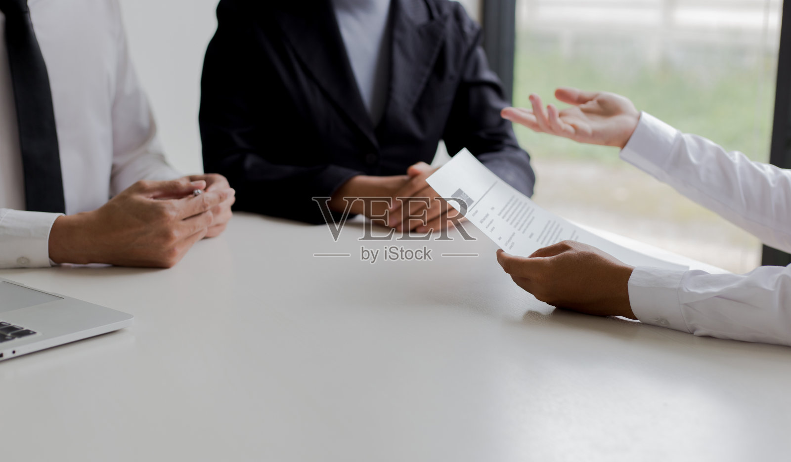 高管们对求职者进行面试和初步背景调查,求职者谈论他们过去的工作经验,人事经理做出招聘决定。照片摄影图片