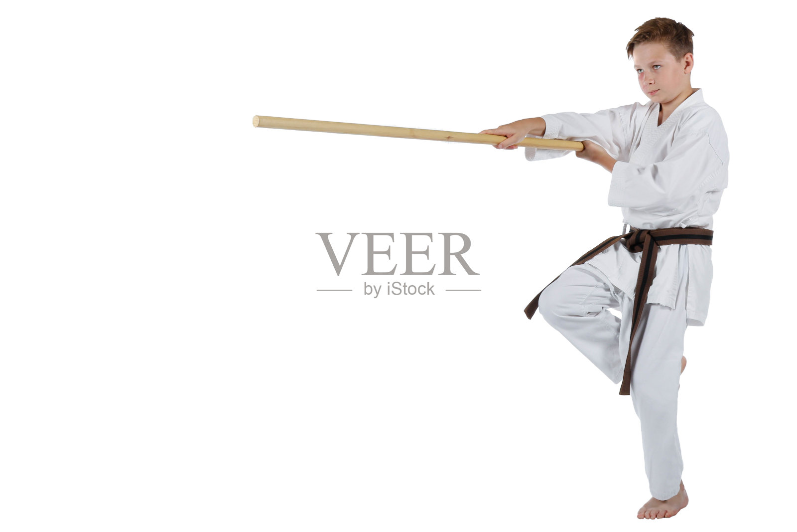 十几岁的男孩在练武术照片摄影图片