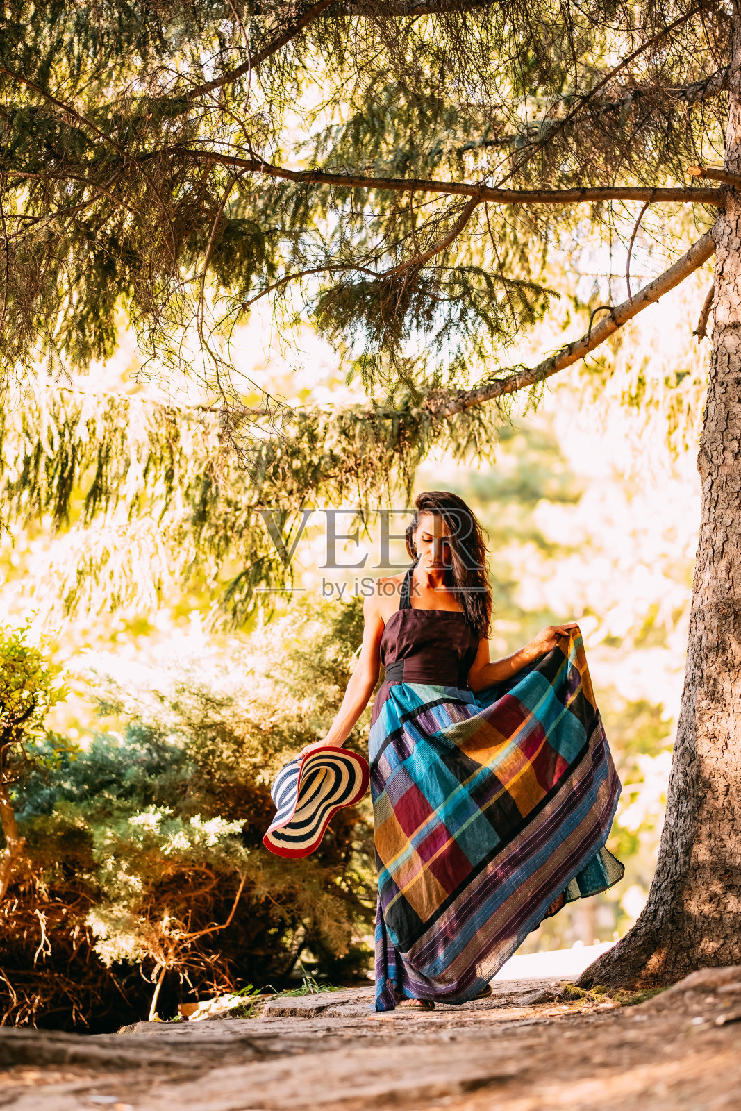 美丽的年轻女子穿着树木照片摄影图片