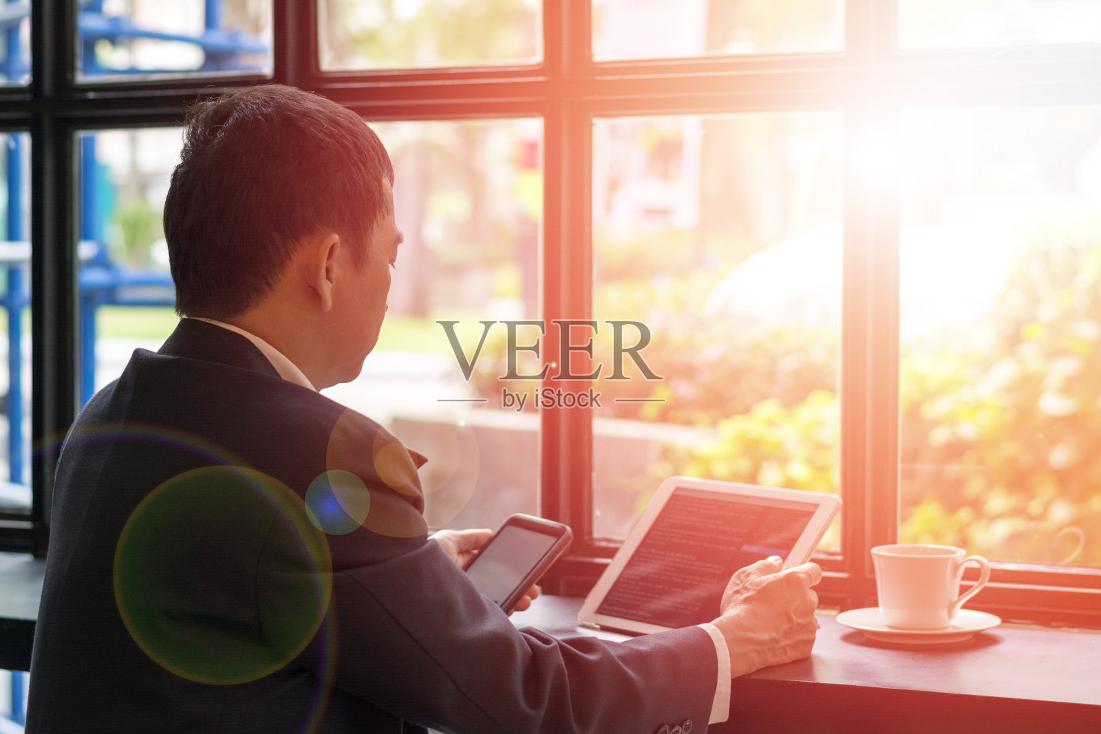 官方专业商务人士在咖啡店使用智能手机和在线平板电脑上的互联网wifi 5G多渠道服务。城市生活方式商人双手工作使用手机的概念照片摄影图片