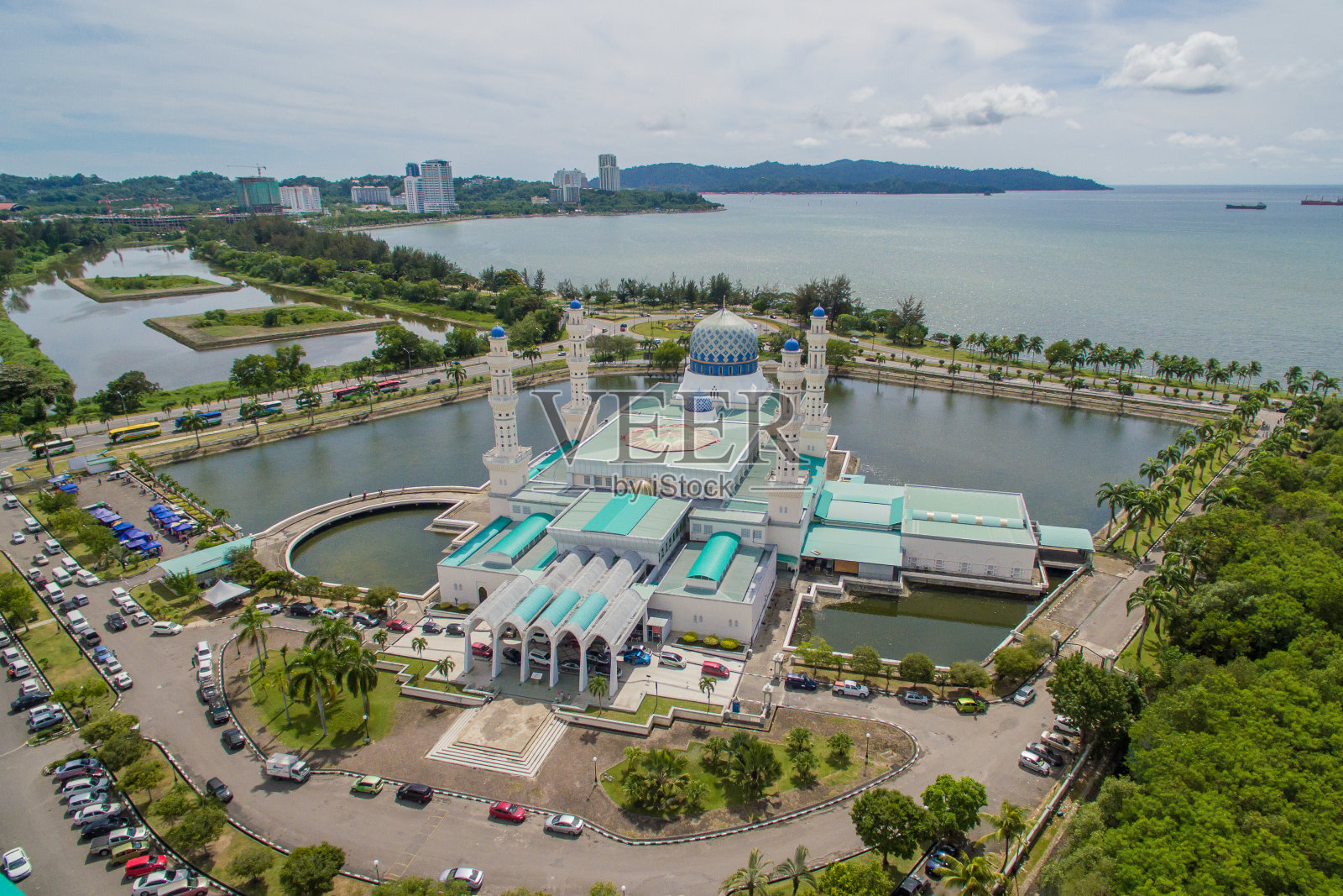 鸟瞰Kota Kinabalu市浮动清真寺照片摄影图片