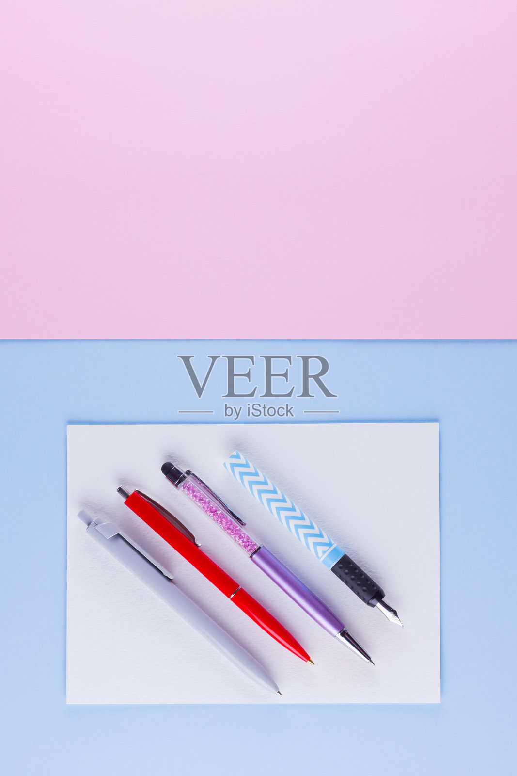 回到学校波普艺术的概念。粉蓝色背景的学校文具。彩色粉笔背景上的彩色笔。平的。本空间照片摄影图片