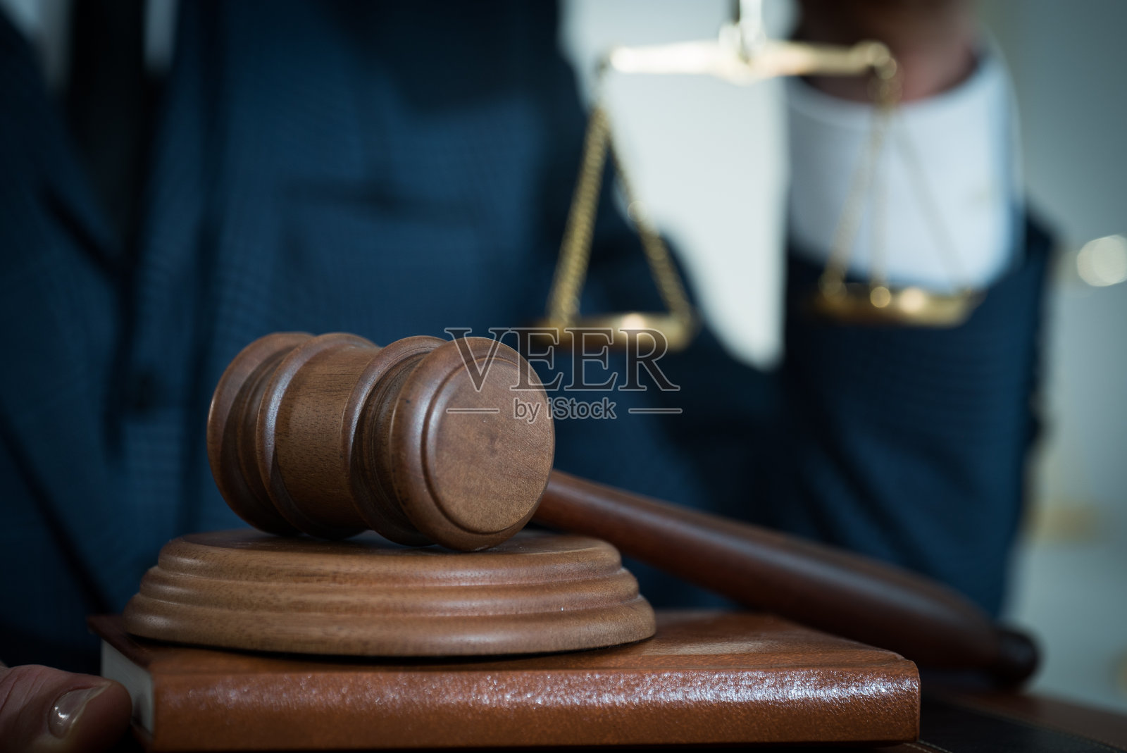 律师商人在办公室工作或阅读法律书籍,为咨询律师概念。照片摄影图片